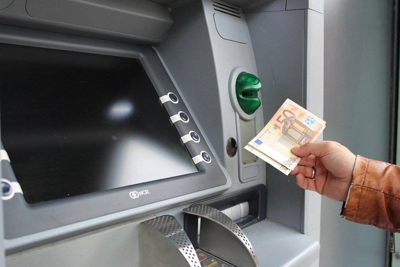 Die Polizei warnt aktuell vor vermehrten Trickdiebstählen vor Bankfilialen.
