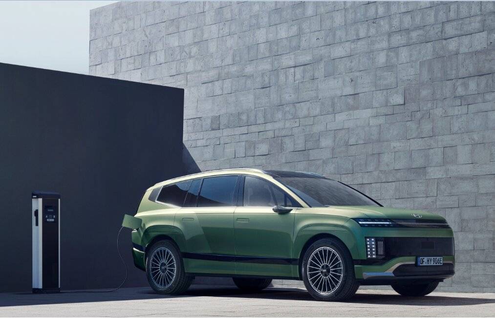 Der Hyundai IONIQ 9 ist mit seiner großen Reichweite und einer Anhängelast von bis zu 2,5t ein echtes Kraftpaket (160 kW (218 PS): 110 kWh Batterie, Heckantrieb, Energieverbrauch kombiniert: 19,9 kWh/100 km; CO₂-Emissionen kombiniert: 0 g/km; CO₂-Klasse: A.; elektrische Reichweite bei voller Batterie nach WLTP: 620 km)