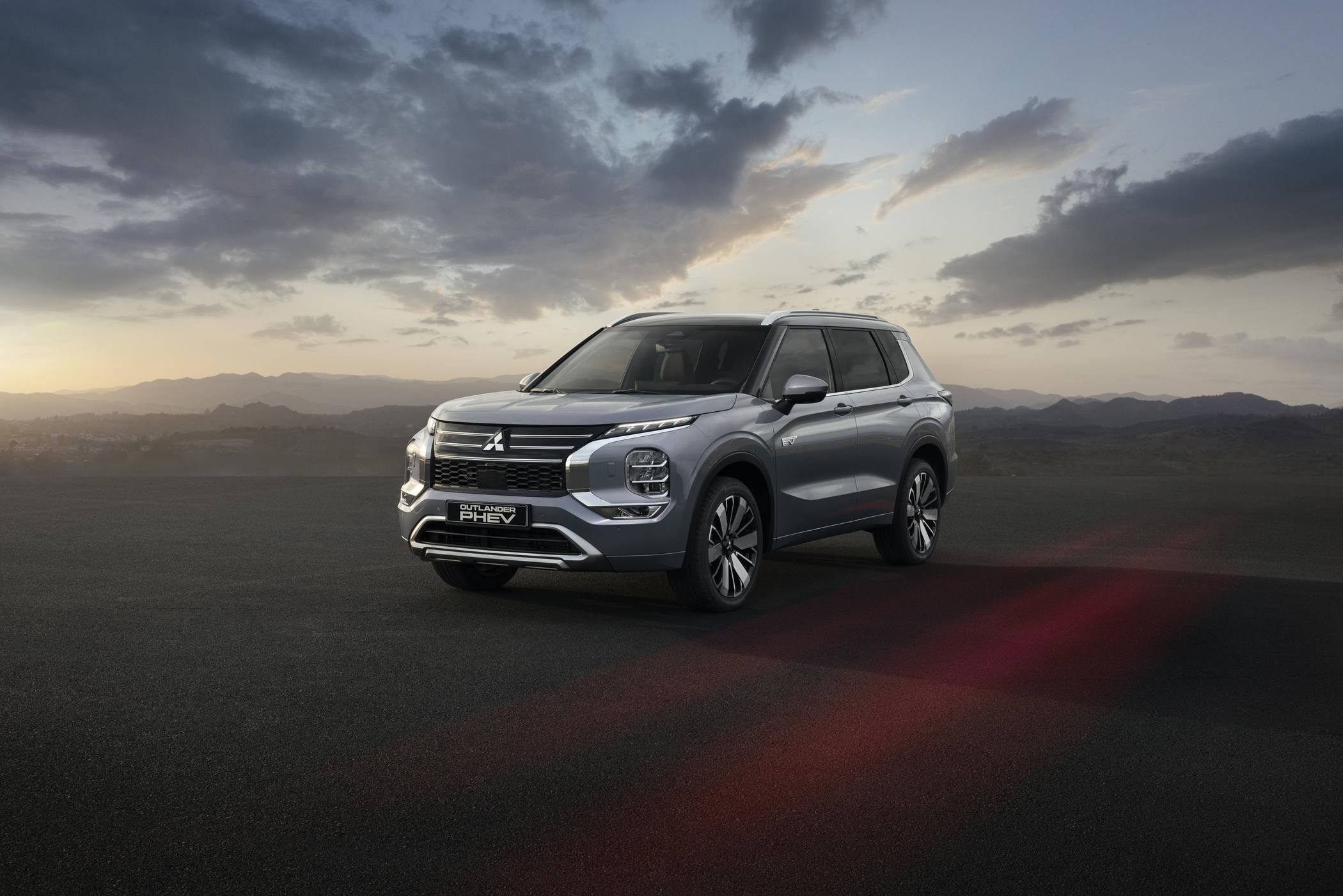 Mitsubishi Outlander Energieverbrauch 24,8–25,5 kWh/100 km Strom &amp; 1,2–2,7 l/100 km Benzin; CO2-Emission 60 g/km; CO2-Klasse B; gewichtet kombinierte Werte. Bei entladener Batterie: Energieverbrauch 6,8–7,1 l/100 km Benzin; CO2-Klasse E–F; kombinierte Werte.
