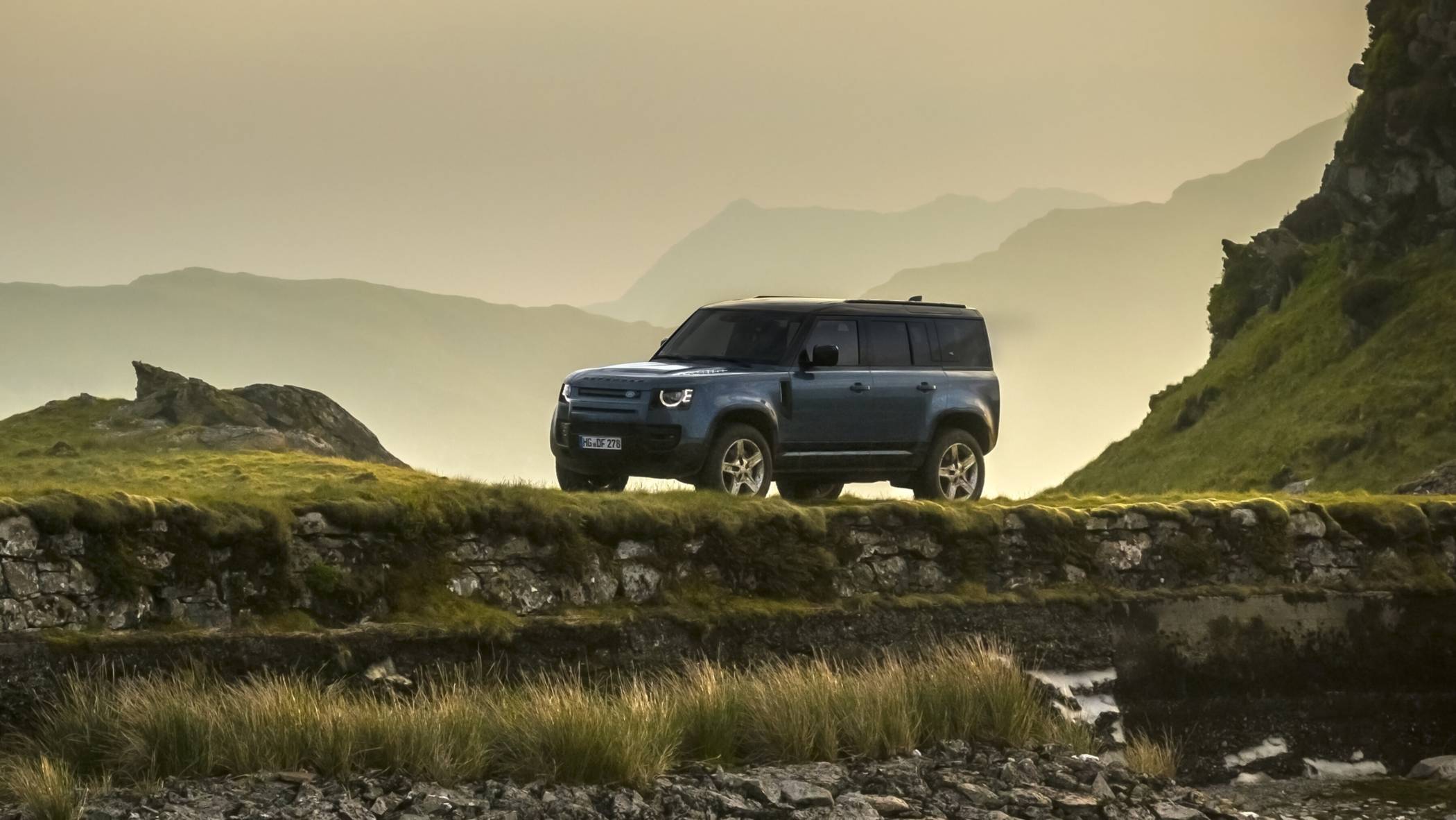 Land Rover Defender 110 S D200 mit Automatikgetriebe und Allradantrieb Energieverbrauch und CO2-Emissionen jeweils kombiniert n. WLTP: 9,1 - 8,5 l/100 km; 239,4 - 221,5 g/km. CO2-Klasse G.