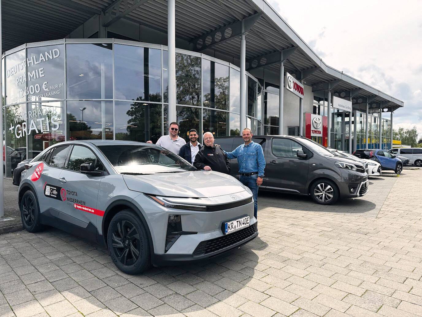 Abbildung zeigt Sonderausstattung. Energieverbrauch Toyota C-HR+ Teamplayer Elektromotor 165 kW (224 PS), Batterie 77 kWh, Automatik; kombiniert: 13.4 kWh/100 km; CO2-Emissionen kombiniert: 0 g/km; CO2-Klasse A; elektrische Reichweite (EAER): 607 km und elektrische Reichweite innerorts (EAER City): 836 km.