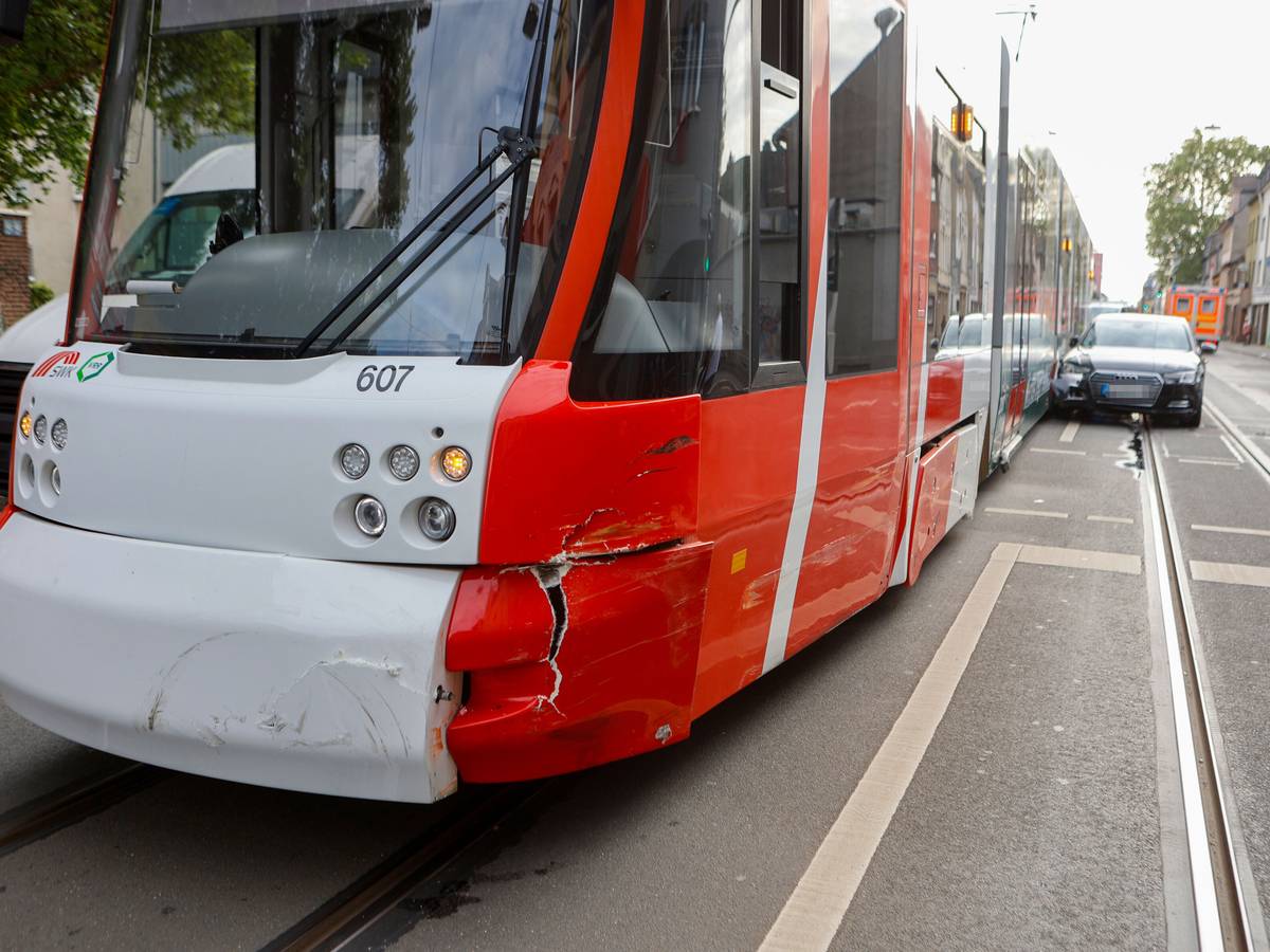 Kollision Pkw mit Straßenbahn
