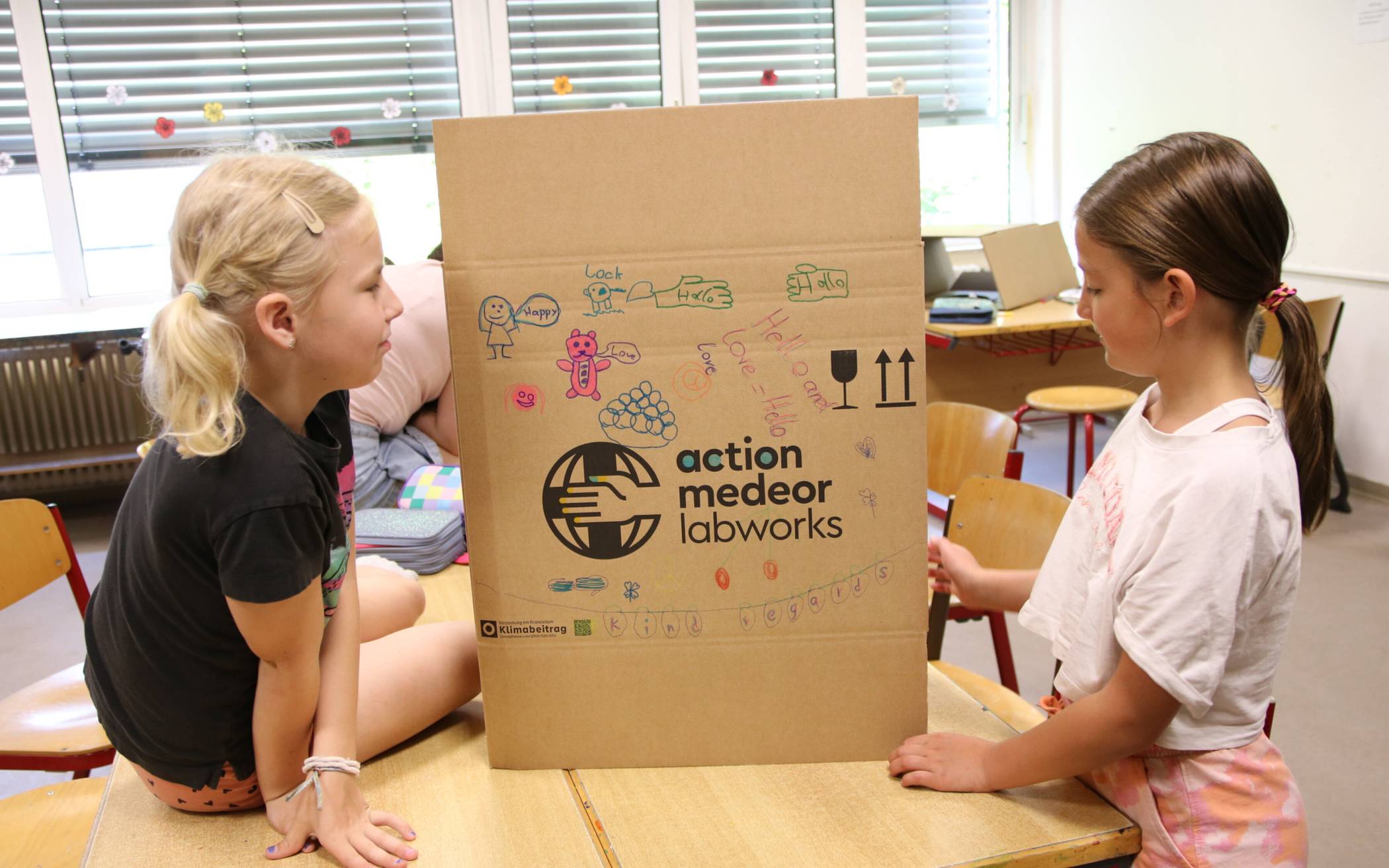 Grundschulkinder aus Vorst bemalen Kartons für action medeor