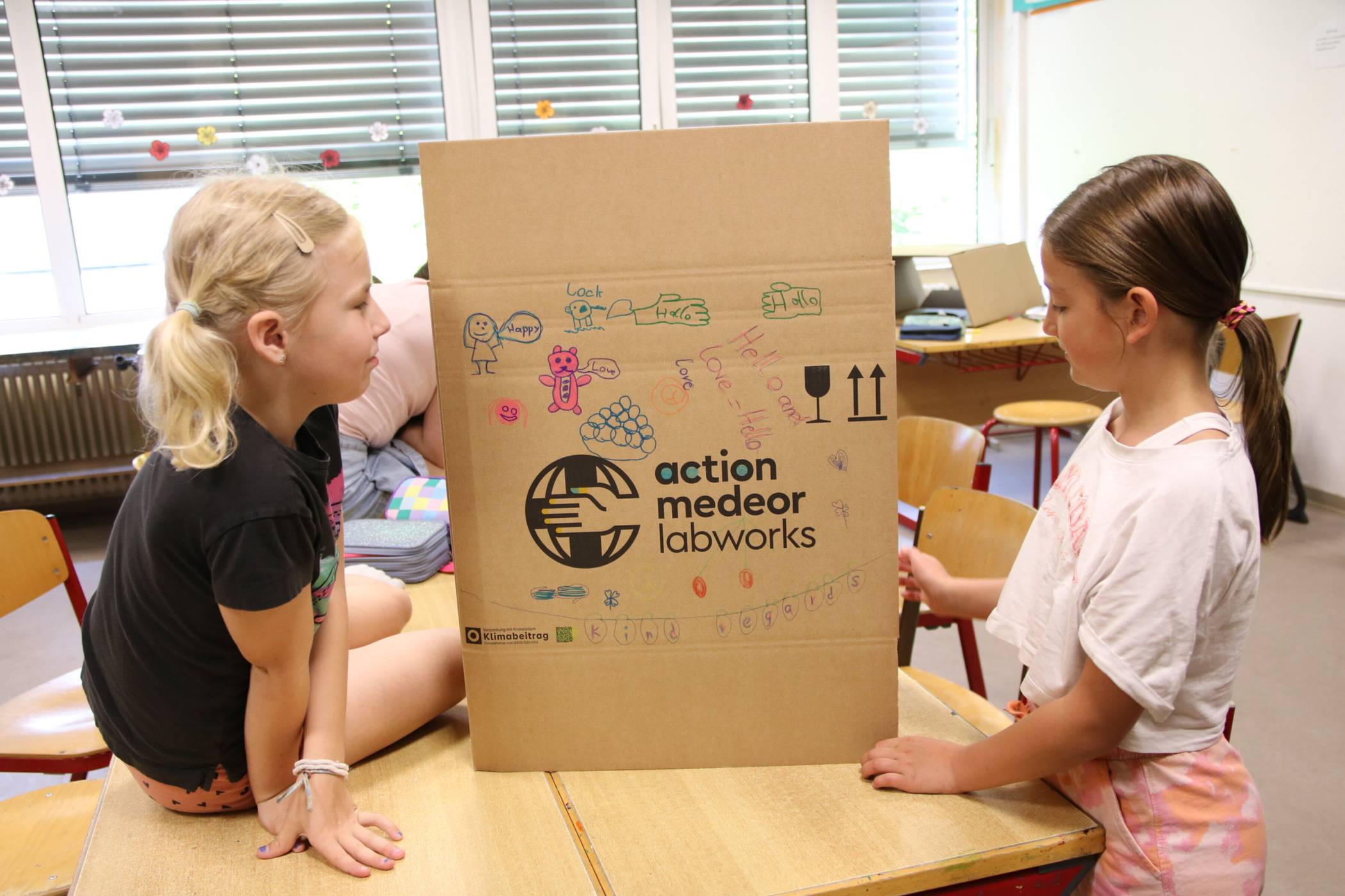 Grundschulkinder aus Vorst bemalen Kartons für action medeor