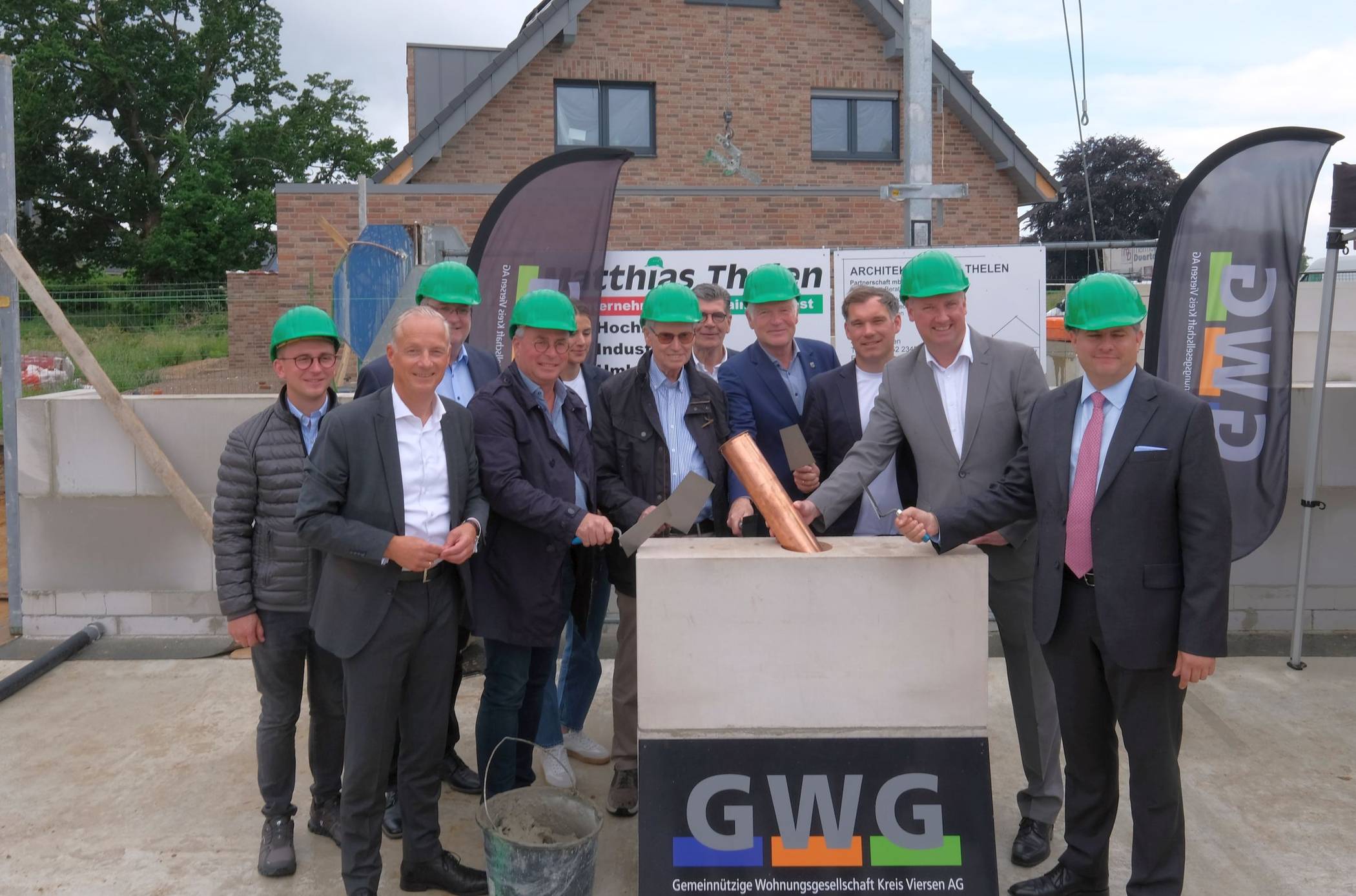 Bei der Grundsteinlegung an der Theodor-Rahen-Straße in St.Hubert  begrüßte Michael Aach (GWG-Vorstand, 2.v.r.) neben Landrat Bennet Gielen (rechts) auch Bürgermeister Christoph Dellmans (Stadt Kempen, 4.v.r.) und VdW-Verbandsdirektor Alexander Rychter (2v.l.).