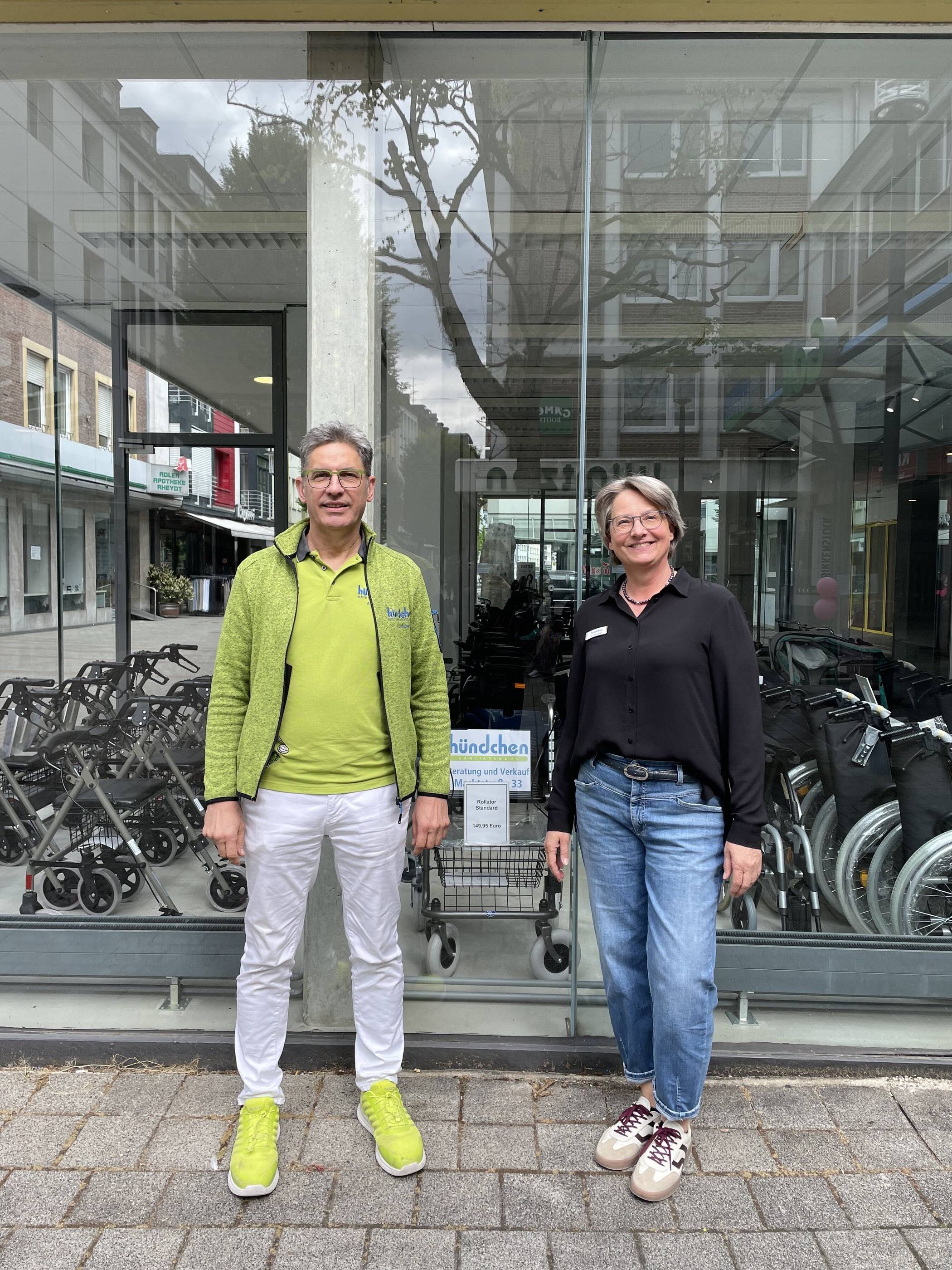 Die Hündchen-Geschäftsführer Dagmar Brücher und Arno Zemlicka investieren mit der Erweiterung des Sanitätshauses in den Standort Rheydt. Foto: Samira Fischermann/WFMG