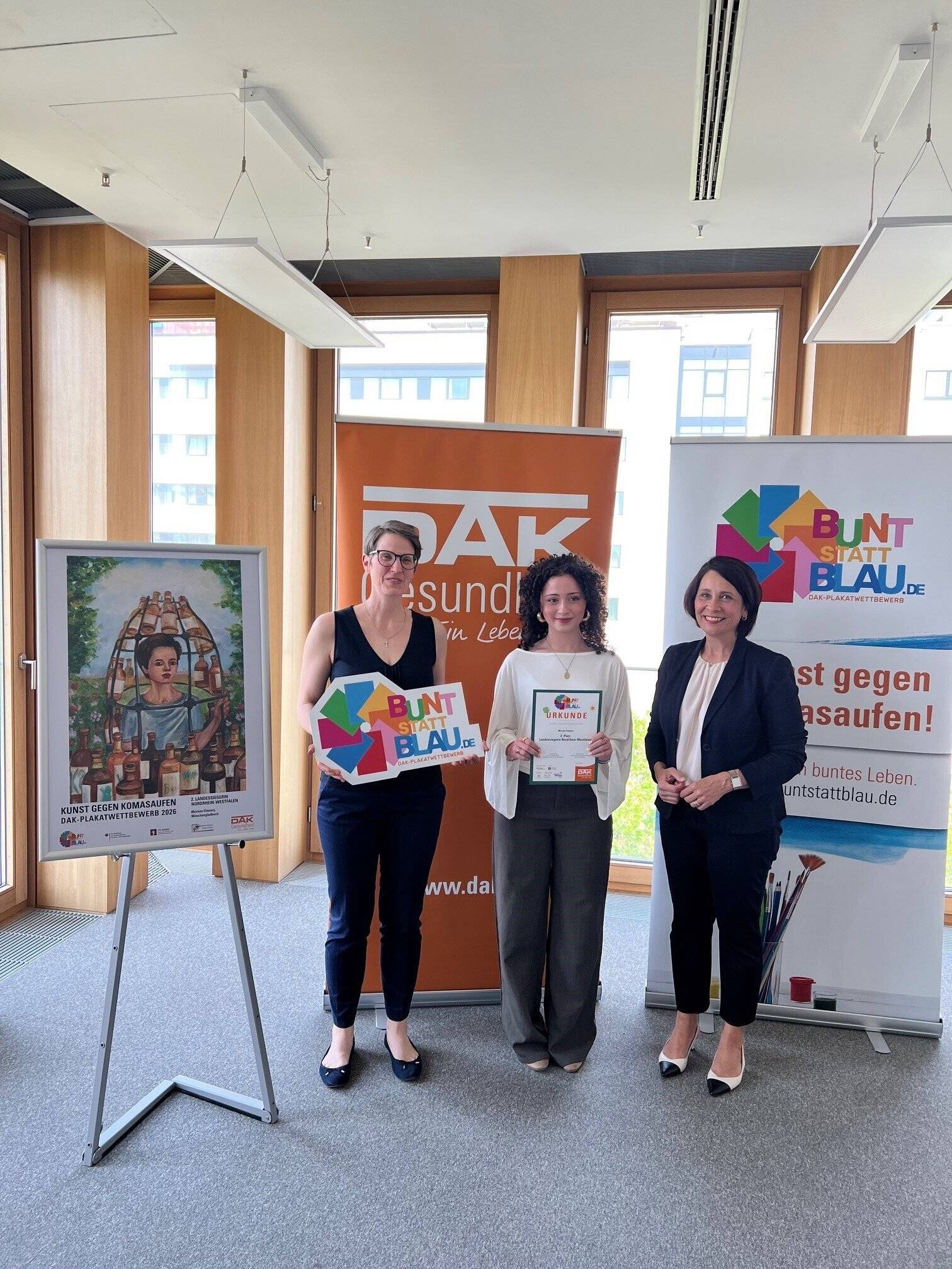  Beim Plakatwettbewerb gegen das Rauschtrinken in NRW hat sich eine Gladbacher Schülerin den 2. Platz gesichert. (V.l.) Berit Schoppen (DAK-Landesvertretung NRW), Mariam Elmasry, Dr. Tanja Reinlein (Schulministerium NRW). 