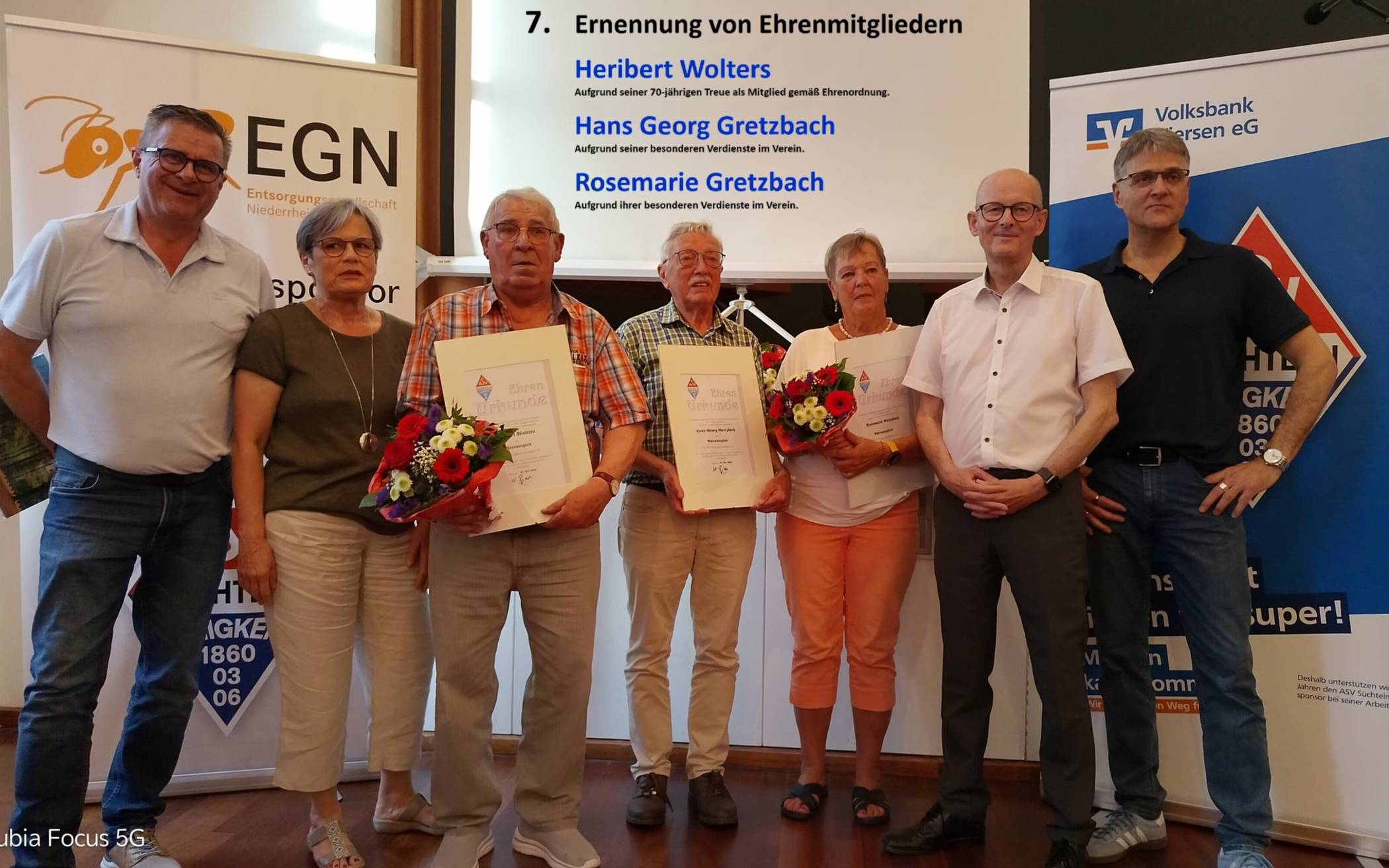 Auszeichnung der Ehrenmitglieder (v.l.): Paul Mackes (stellv. Vorsitzender), Marianne Schweflinghaus (Geschäftsführerin), Heribert Wolters, Hans-Georg „Siggi“ Gretzbach, Rosemarie „Rosi“ Gretzbach (Ehrenmitglieder), Wolfgang Güdden (Vorsitzender) und Arndt Windmüller (stellv. Vorsitzender). 