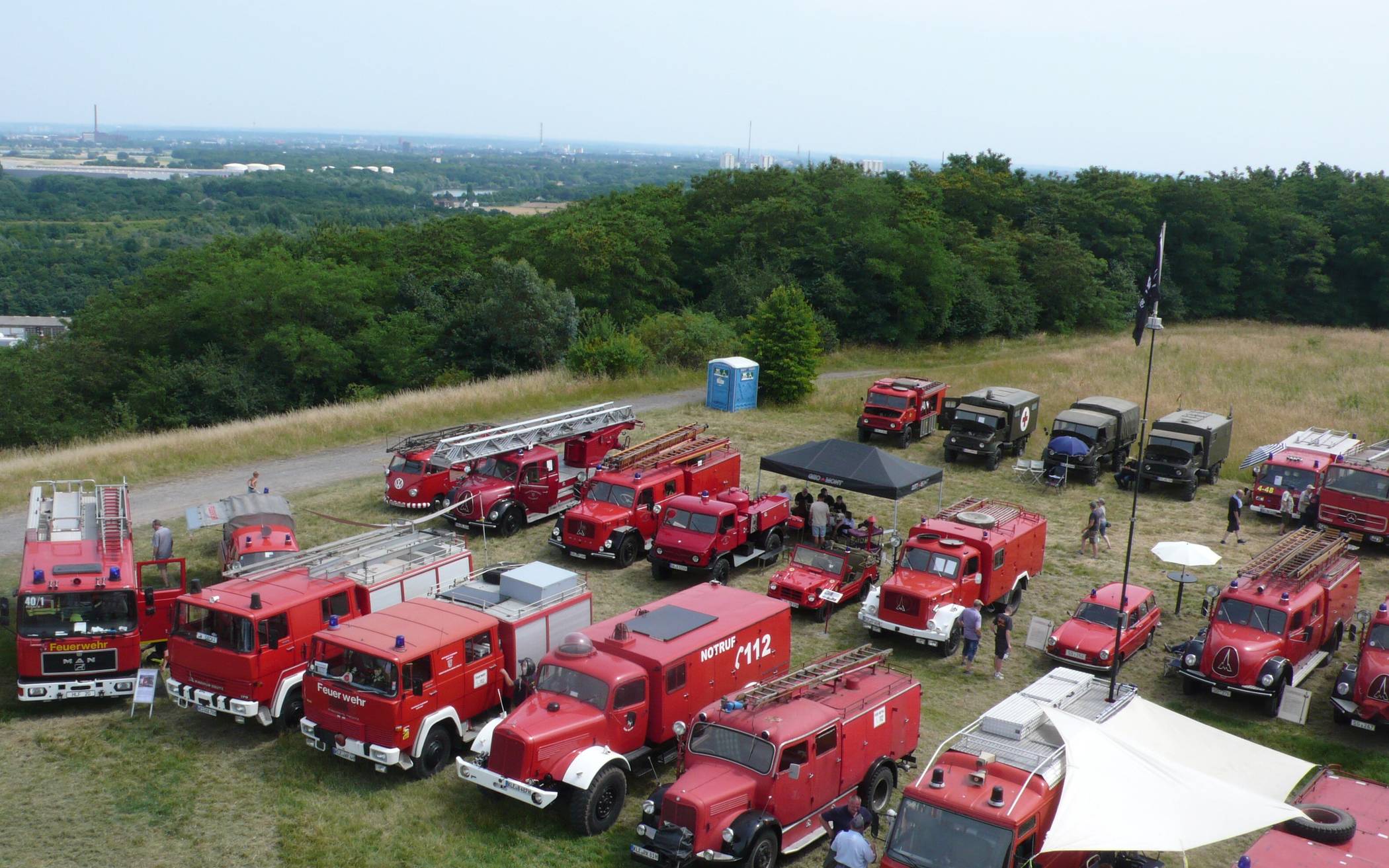 Das Haldenfest mit historischen Blaulichtfahrzeugen auf