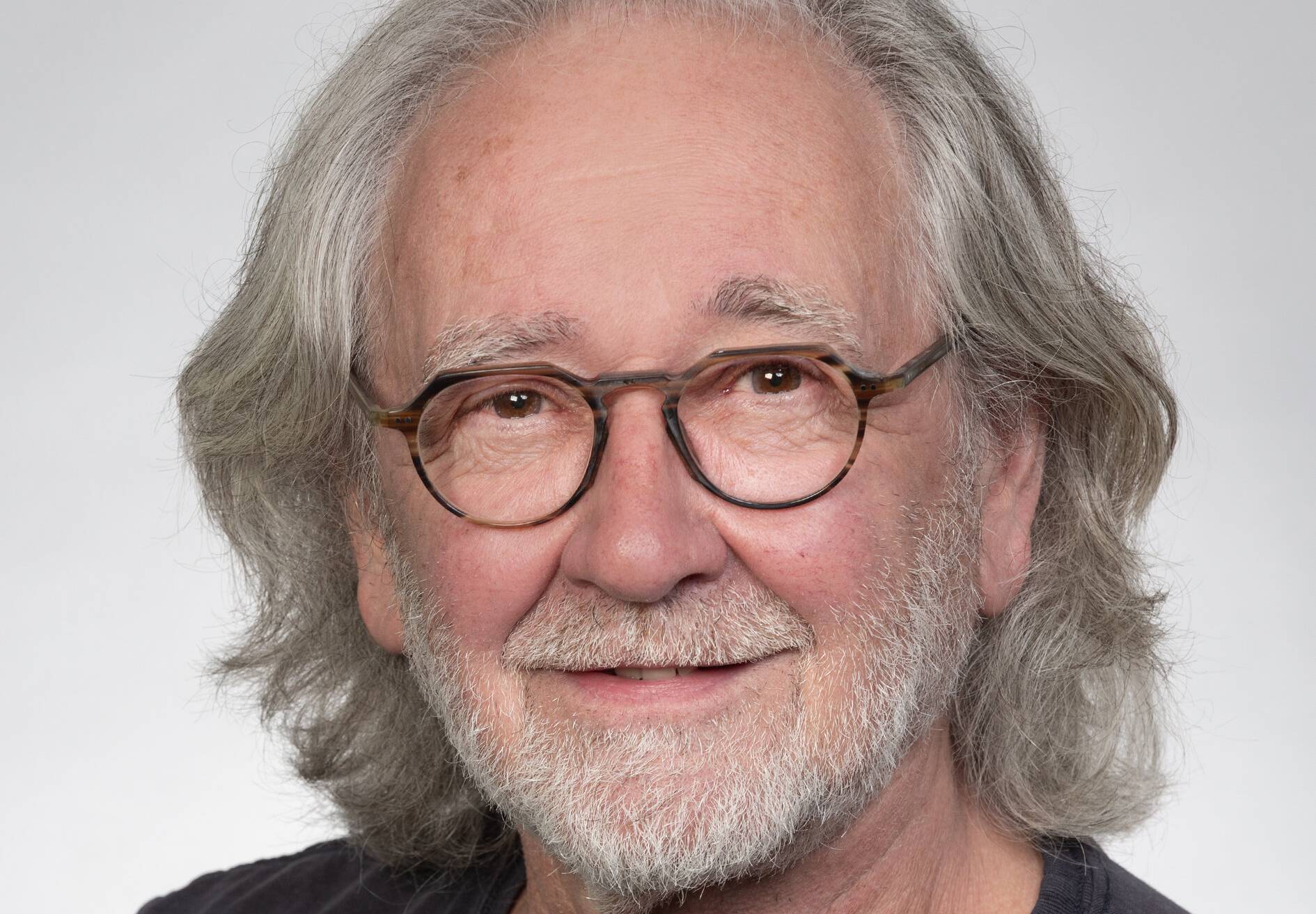 Im Erzählcafé in der LVR-Klinik schaut Pädagoge Erich Schützendorf mit liebevollem Blick auf das Thema Demenz. 
