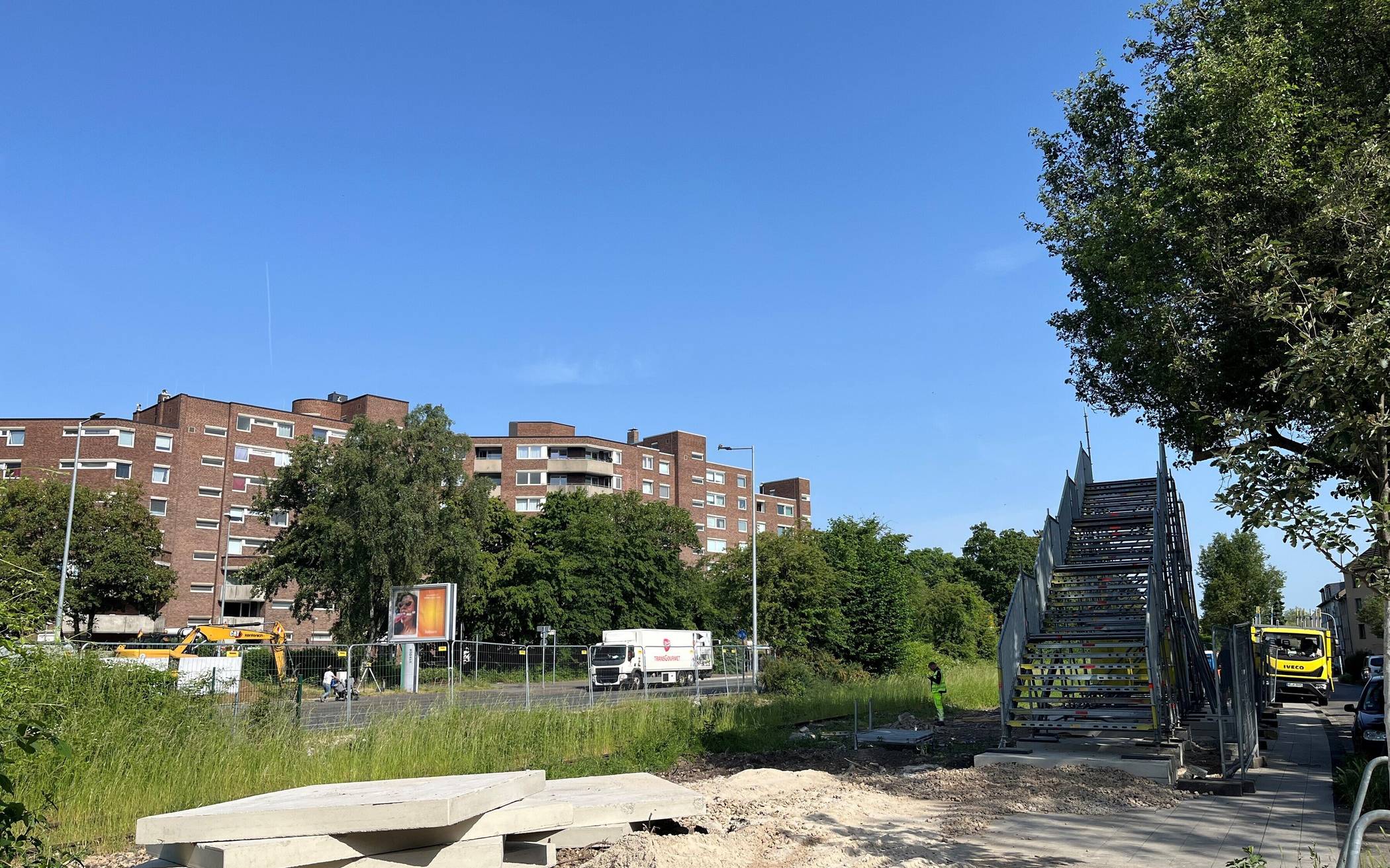 Die Behelfsbrücke ist vormontiert worden. Am