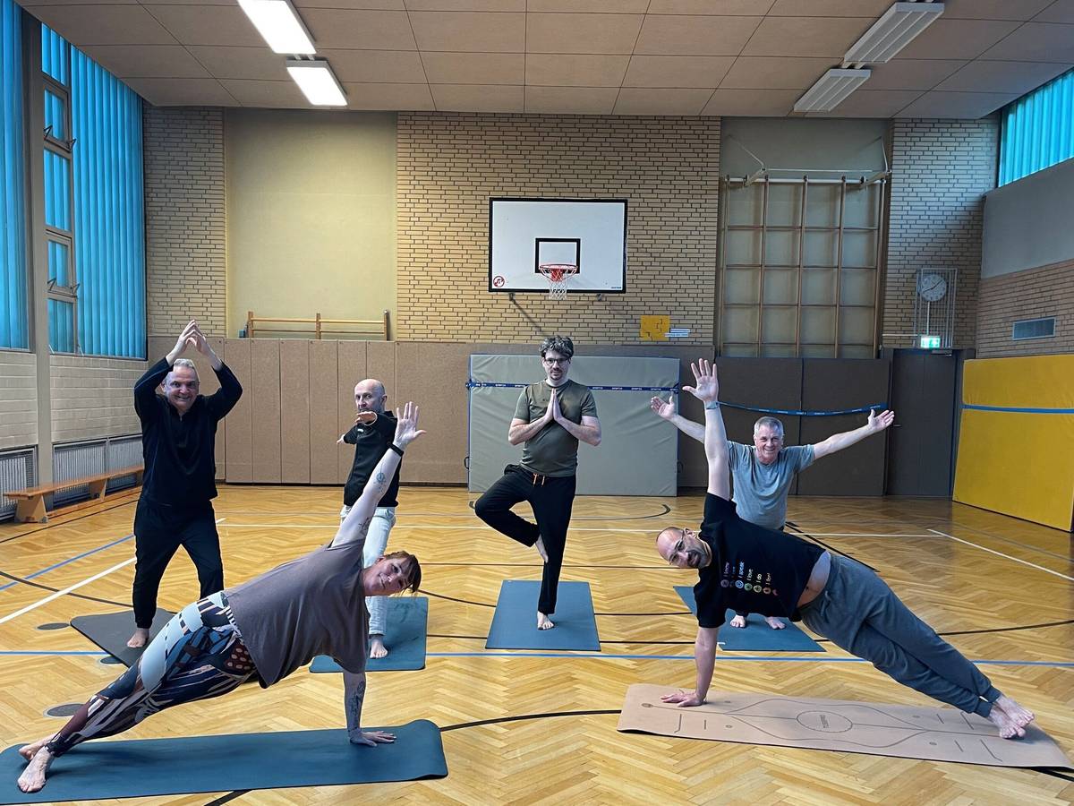 Yoga-Stunde nur für Männer in Schiefbahn