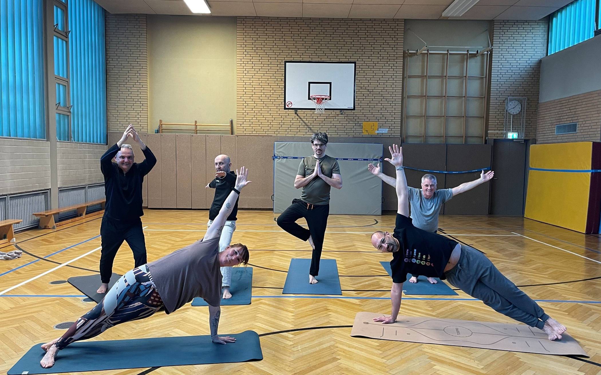  Yoga ist eben nicht nur was für Frauen - in Schiefbahn trifft sich mittwochs immer eine Männer-Yoga-Gruppe.   
