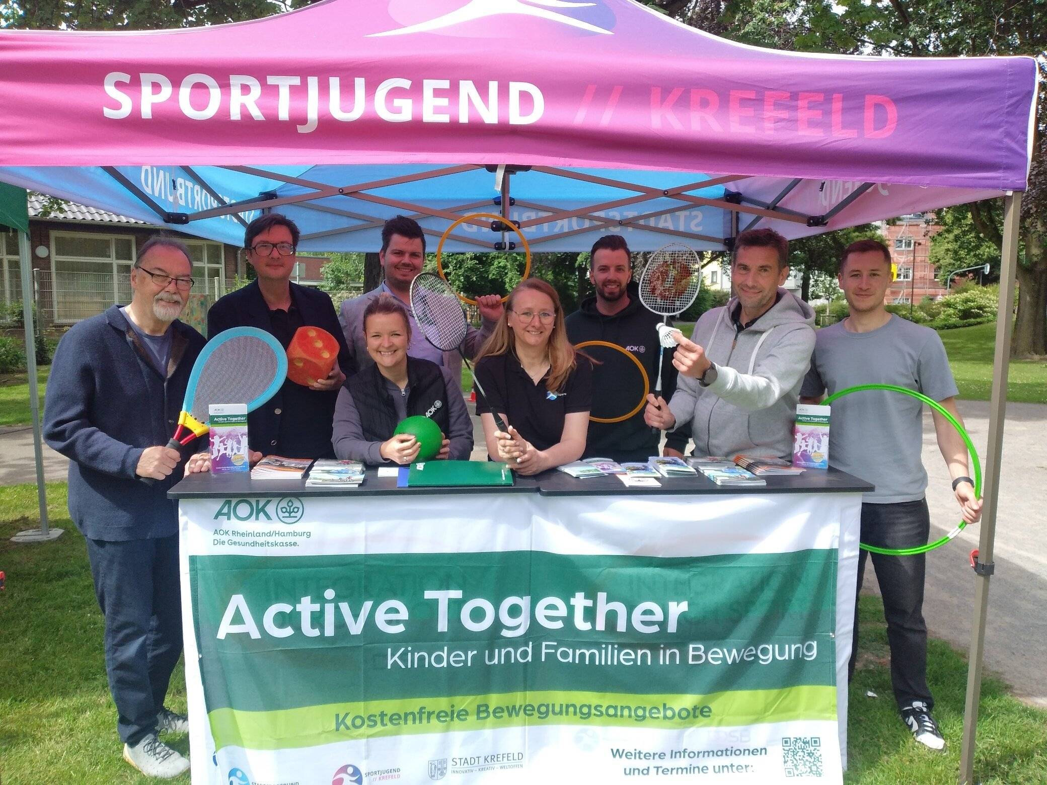  Laden zu Active Together ein: (vordere Reihe v.l.) SSB-Vorsitzender Jochen Adrian, Quartiersmanager Sandy Schilling, AOK-Sprecherin Julia Katharina Vogt sowie Stephanie Bendt, Jens Sattler und Justin Wermann vom SSB. Foto: Müller 