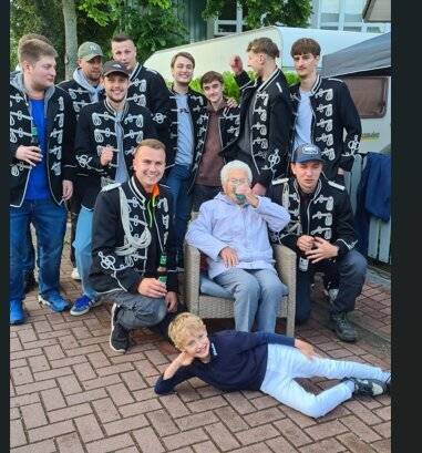  Grenadierzug Eversael 1955 mit dem ältesten Vereinsmitglied: Else Garden (94 Jahre) zu sehen sowie (vorne liegend) Junior-Grenadier und Kinderschützenkönig  Fiete Harting (8 Jahr). Der kleine Mann möchte nichts anderes als ein richtiger Eversaeler Genadier werden. 