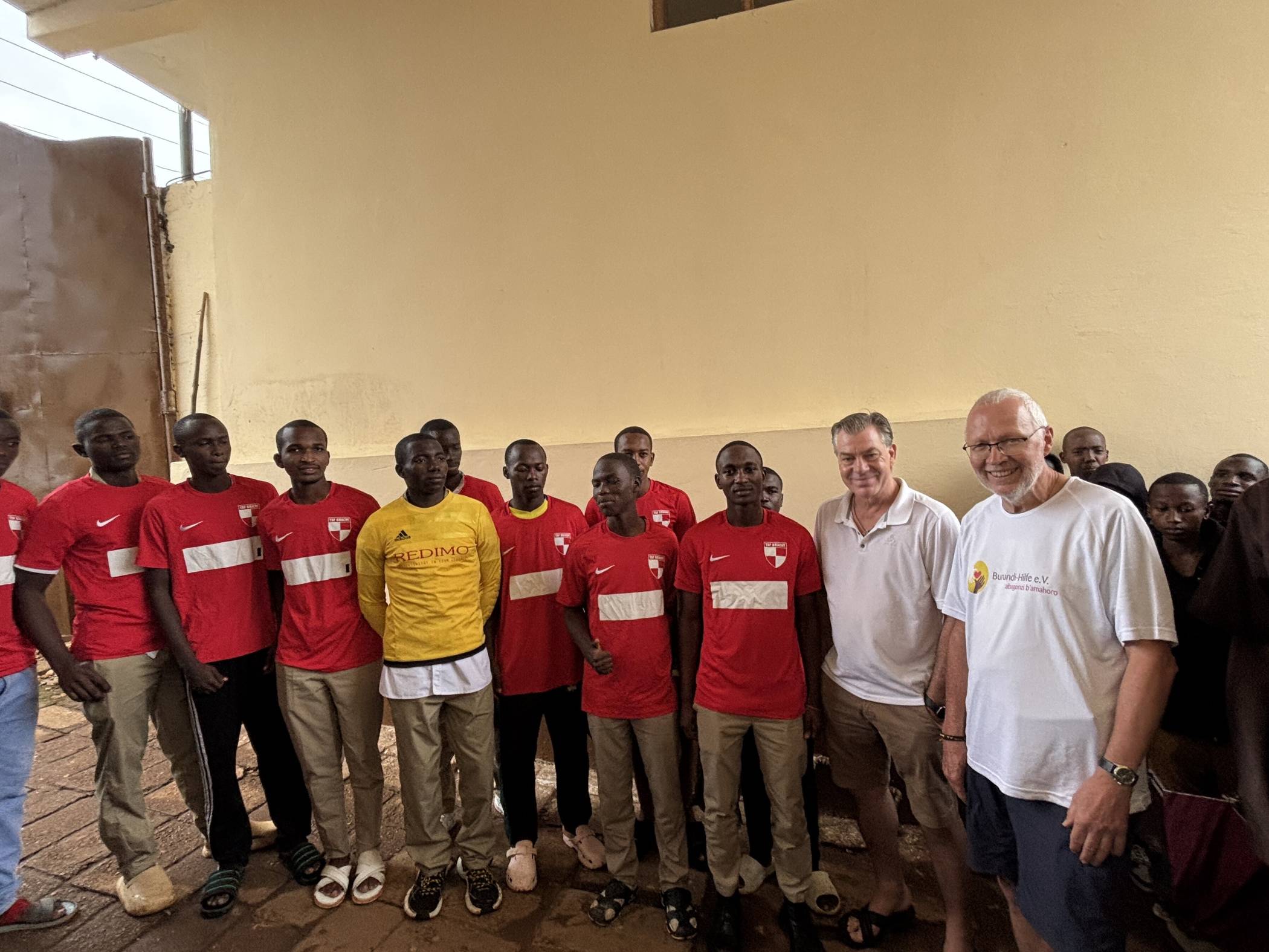 Trikots aus Brüggen, Bracht und Born für Burundi.  