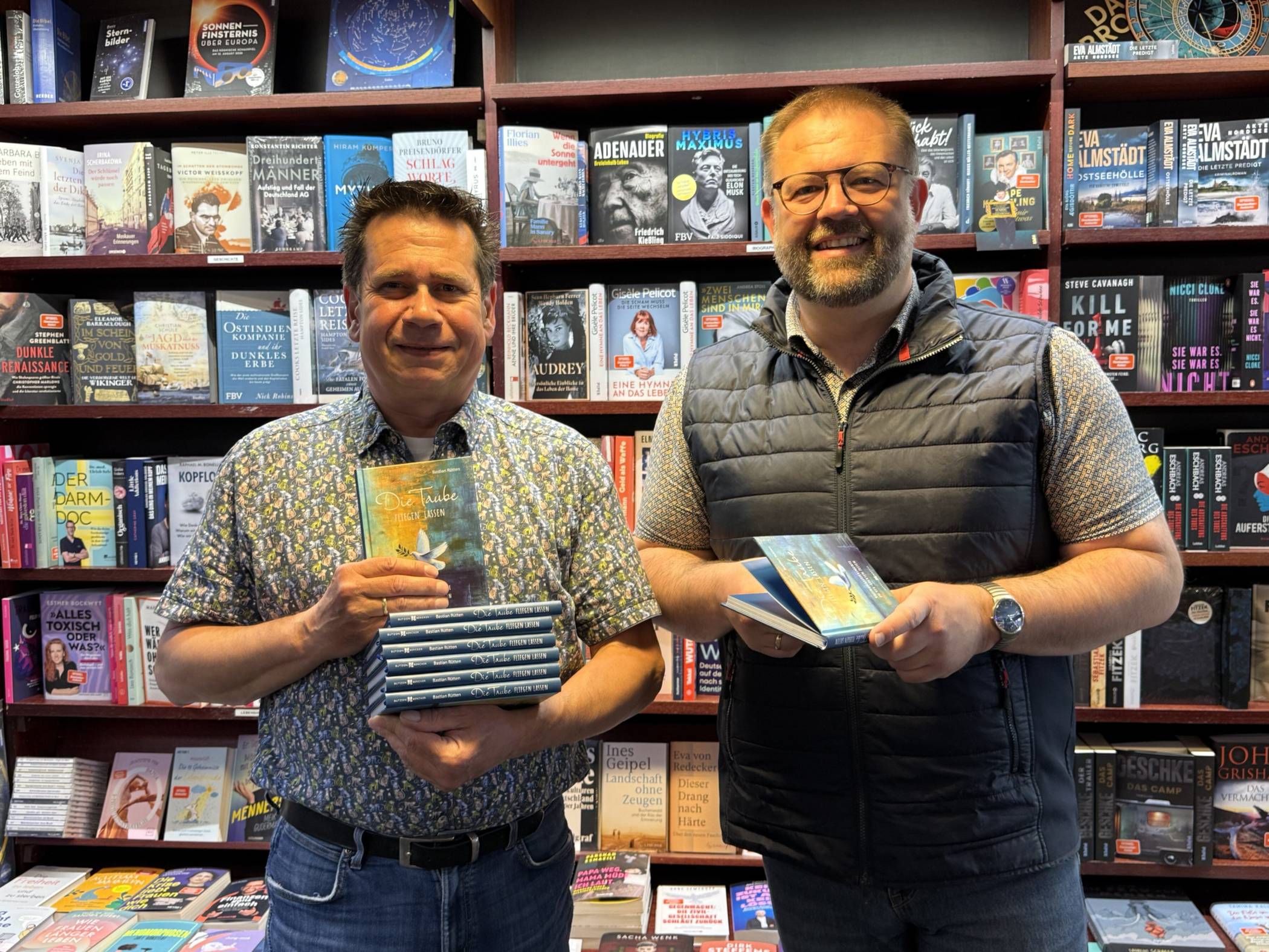  Fabian Matussek und Dr. Bastian Rütten halten die ersten Exemplare des neuerschienenen Buches in den Händen.  