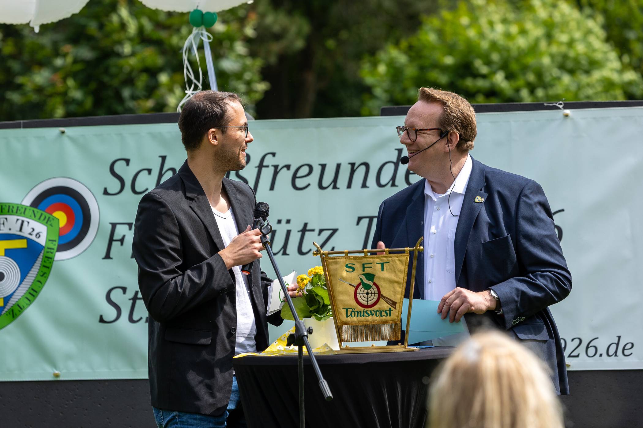  Bürgermeister Kevin Schagen und der 1. Vorsitzende des SFT, Lars Kuhlenschmidt, beim Jubiläumsempfang. 
