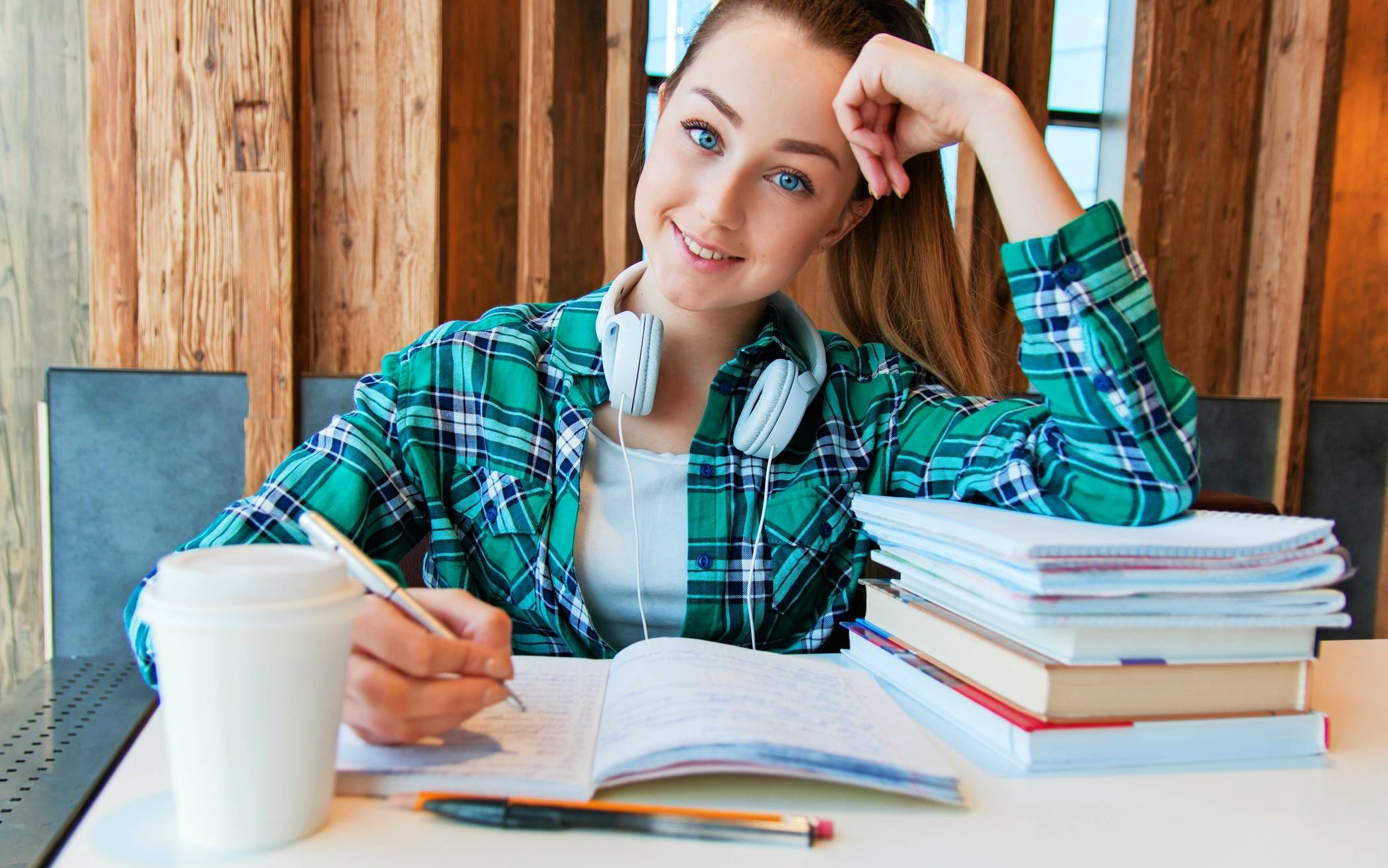 Schüler, die eine Facharbeit in einem