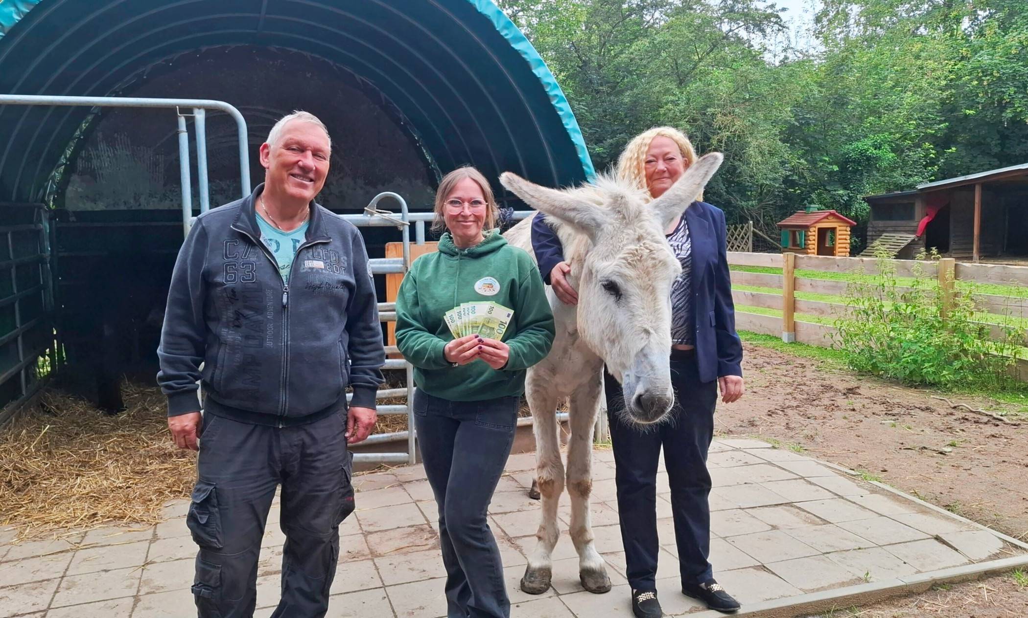 König Robert Dörnenburg und Königen Steffi übergaben den Spendenbertag an Michaela Danker (r.).
