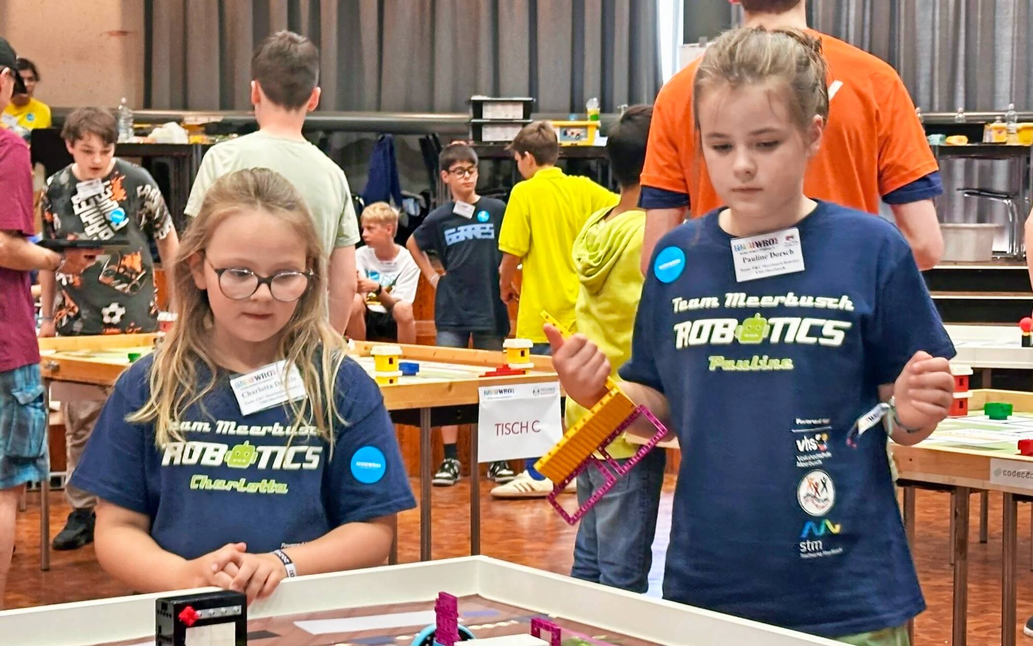  Mädchen-Power trifft Robotik (v.l.): Charlotta Davids und Pauline Dorsch geben alles beim Wettbewerb.   