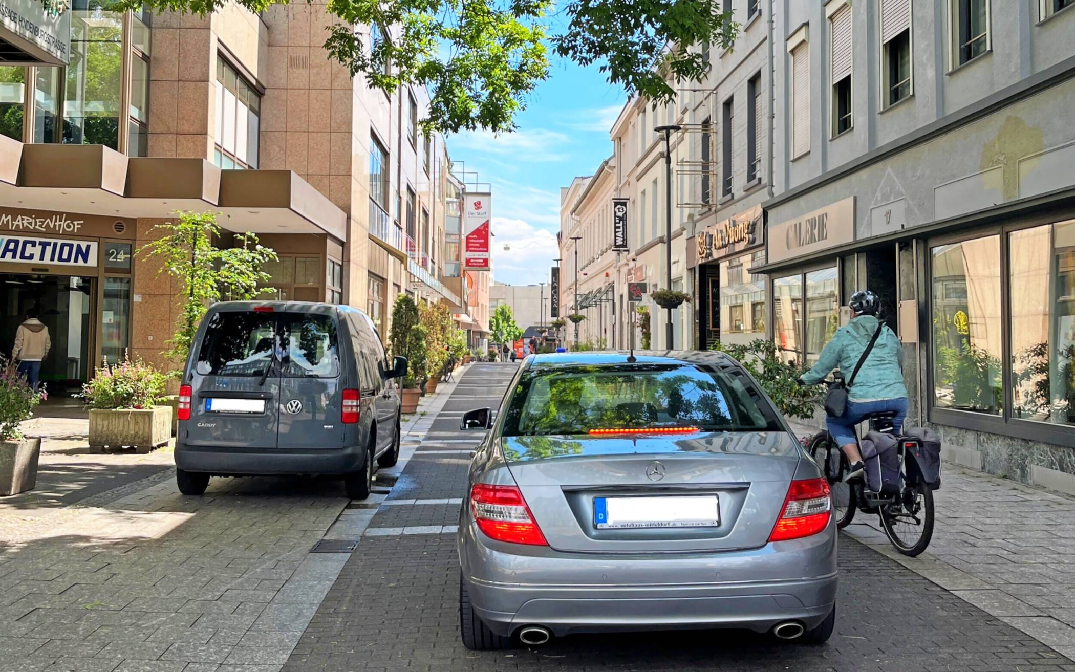 Schilder weisen die Wallstraße klar als