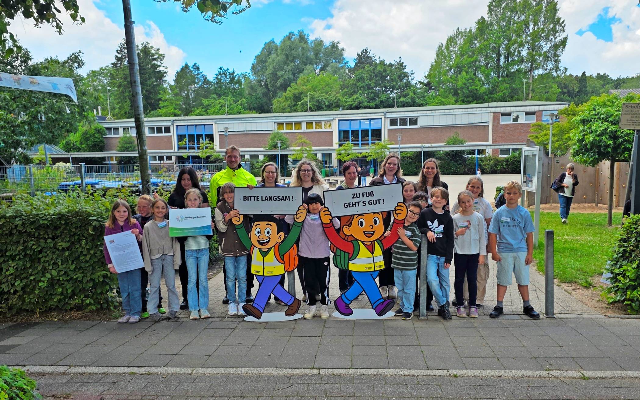 Das Kinderparlament der Vinhovenschule sowie Eltern