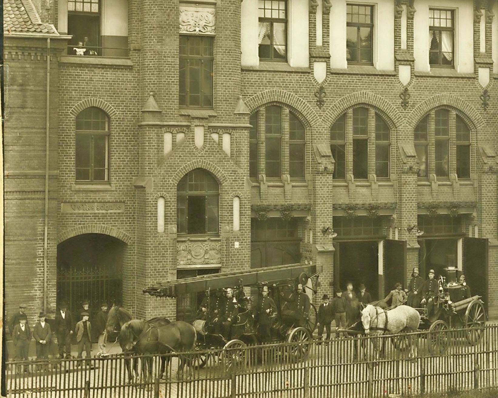  Der erste Löschzug der Berufsfeuerwehr Mönchengladbach vor Feuerwache auf der Fliethstraße. 