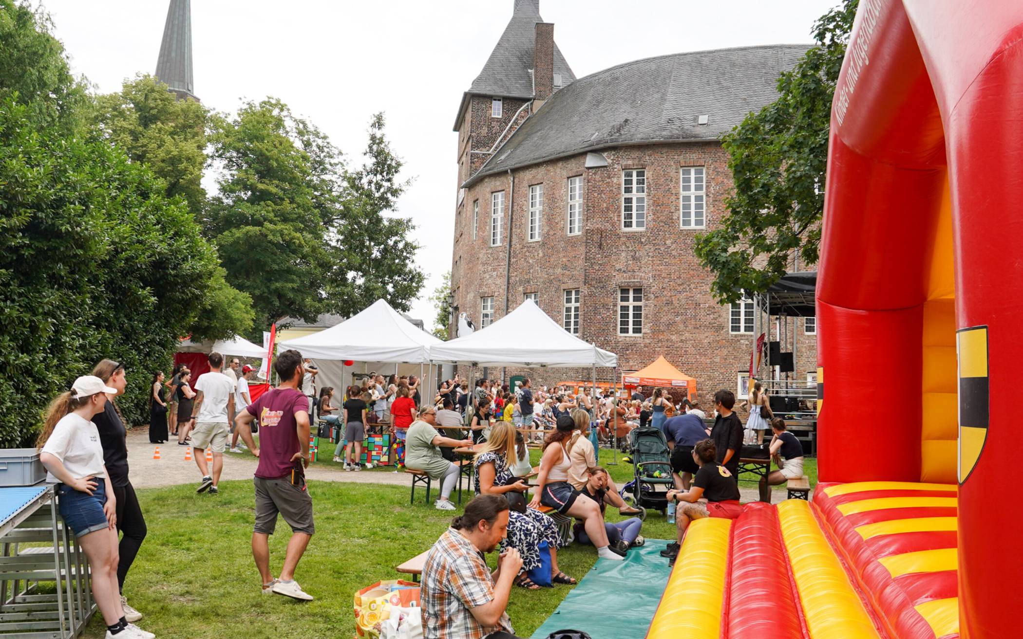 Neben der Bühne gibt es viele Angebote – auch das Spielmobil mit Hüpfburg. 