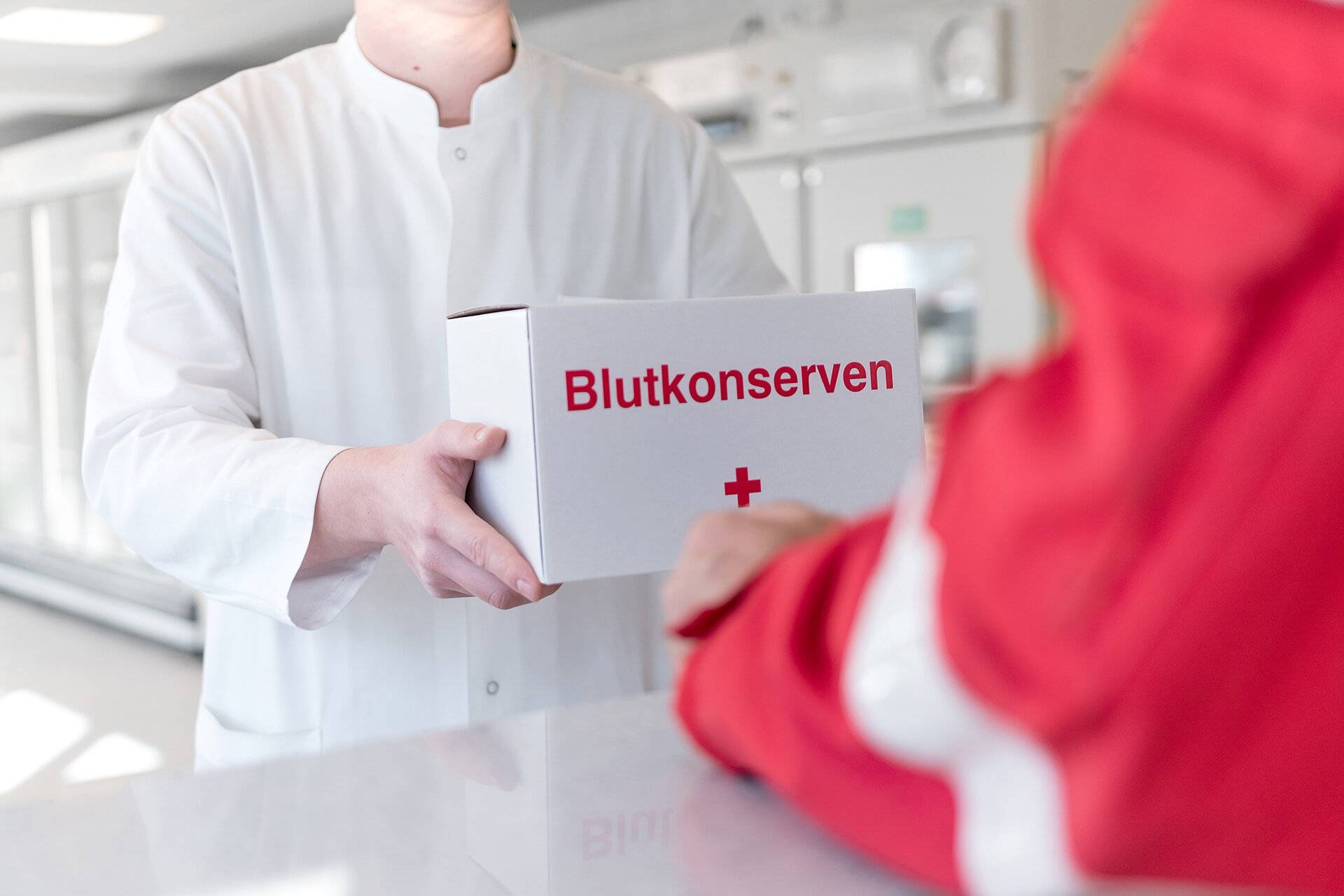 In Deutschlands Kliniken und Krankenhäusern werden täglich rund 15 000 Blutspenden benötigt.