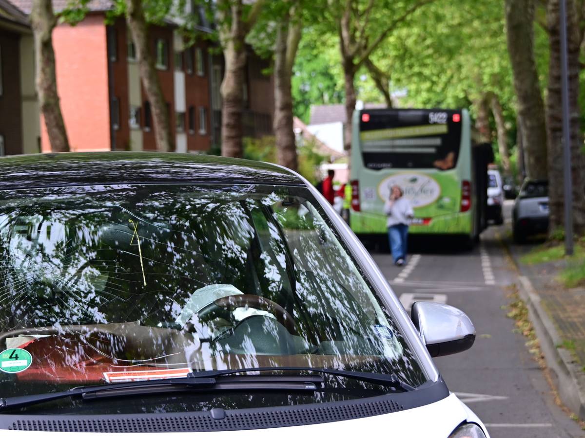 Pkw kollidiert mit Linienbus