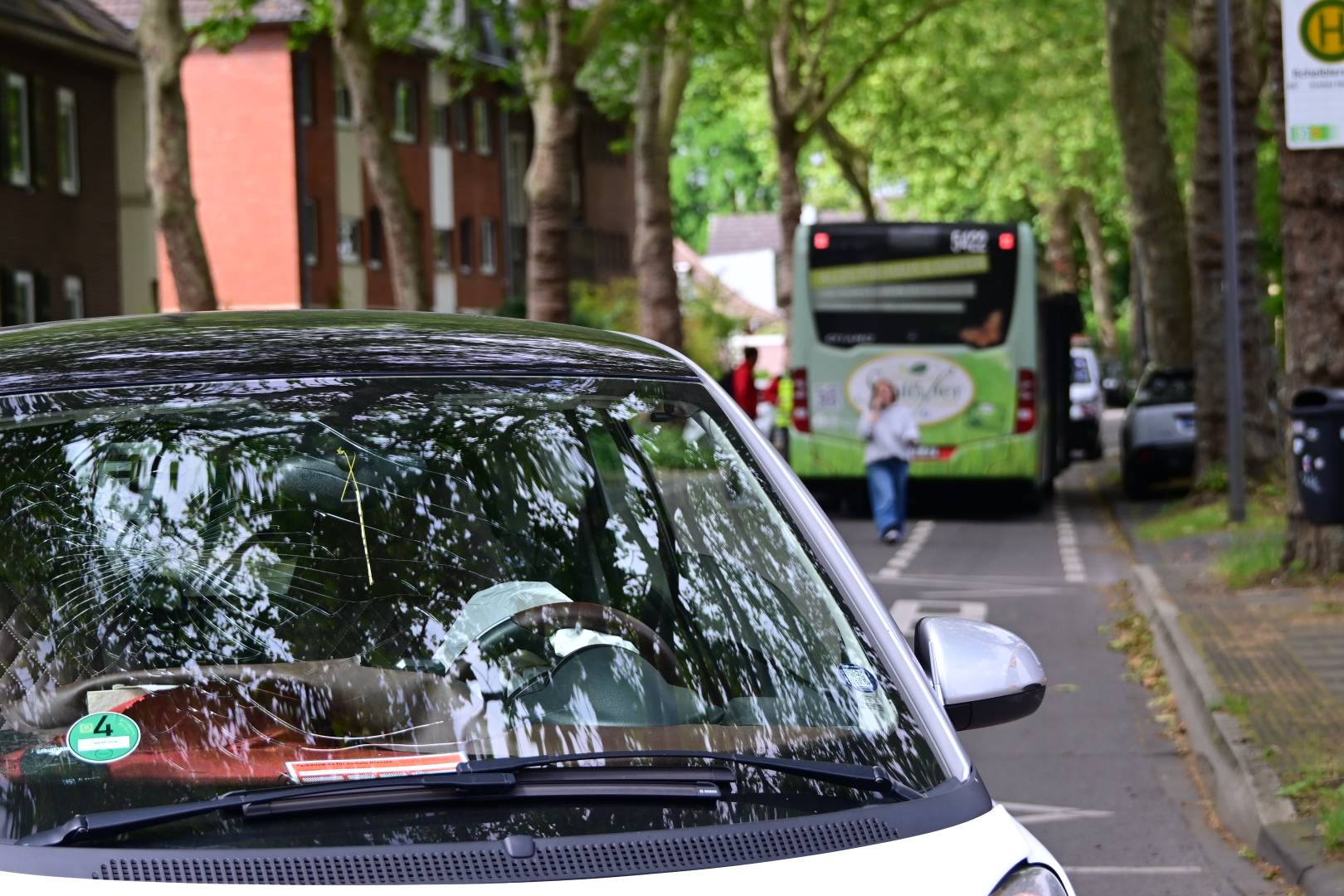 Pkw kollidiert mit Linienbus