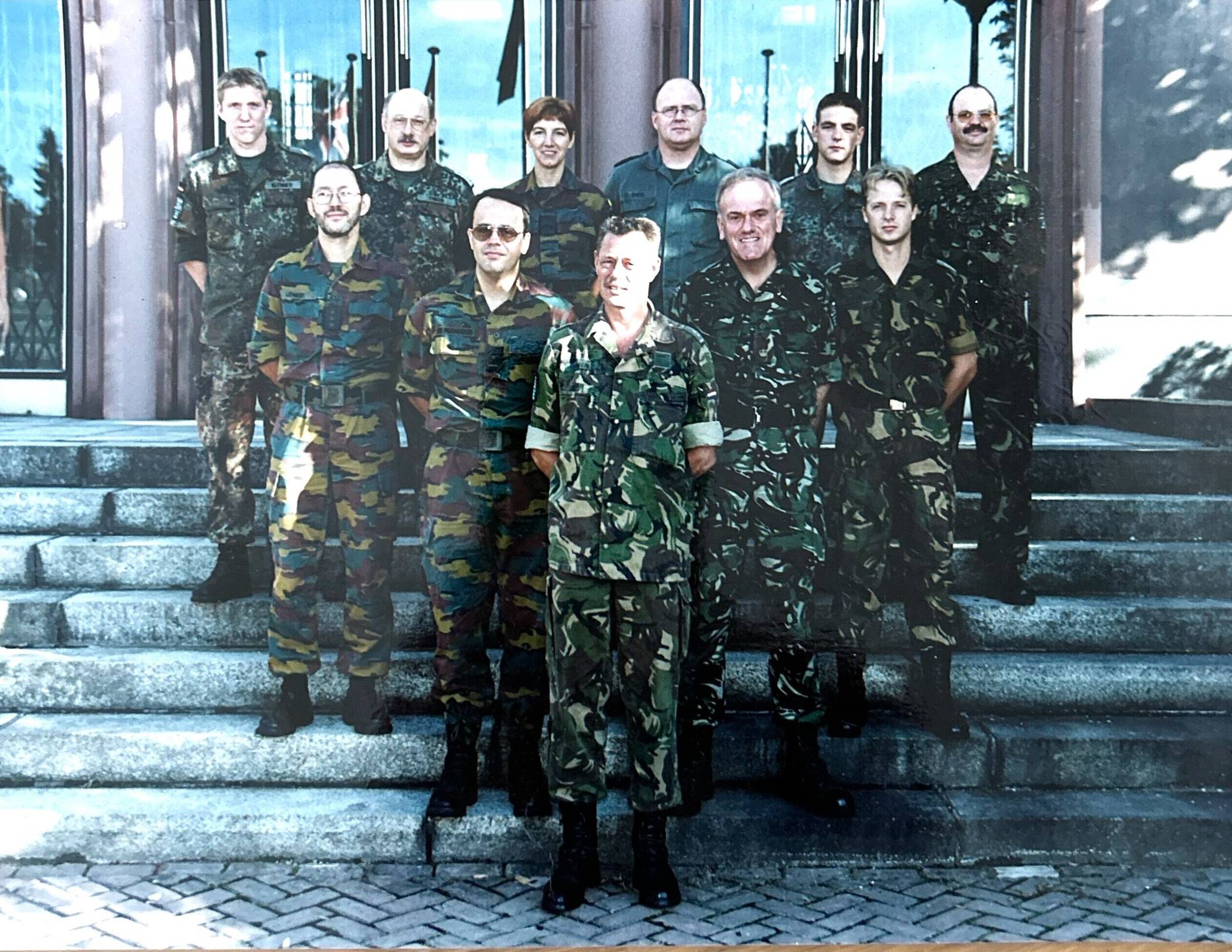  Jochen Klenner (hintere Reihe links) hat auch gedient – hier mit dem Stab der Multinationalen Division vor dem Big House im JHQ Rheindahlen. Zum heutigen nationalen Veteranentag fordert der Gladbacher Landtagsabgeordnete sichtbaren Respekt. 