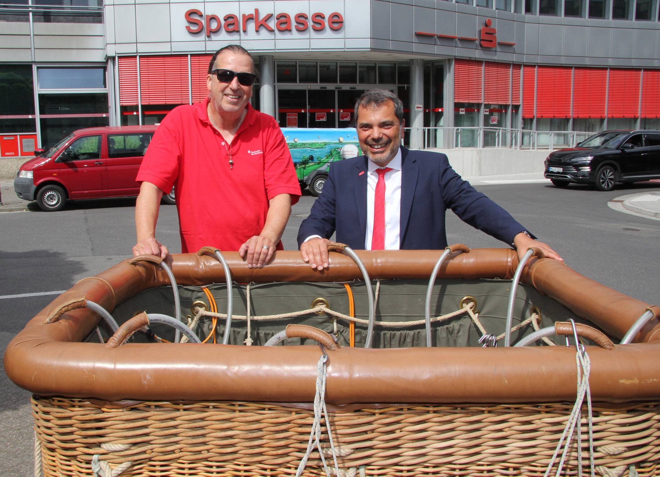  Giovanni Malaponti (r.), der Vorstandsvorsitzende der Sparkasse am Niederrhein, gratuliert Volker Kuinke zur Gasballonfahrt bis nach Schweden. 