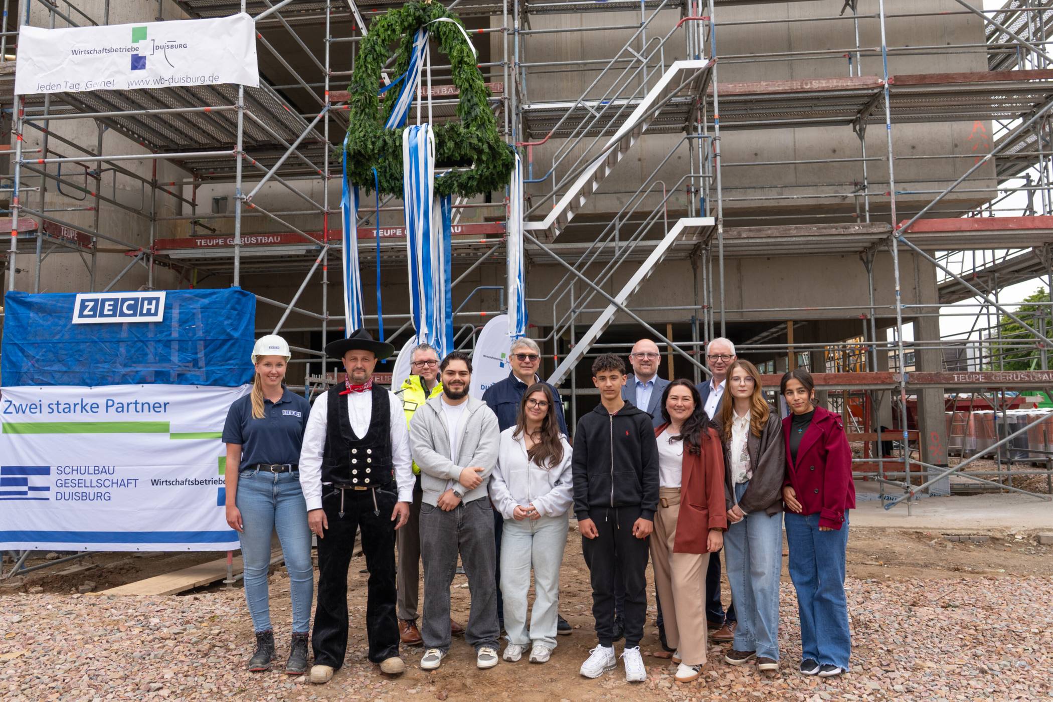 Vertreter der Stadt Duisburg, der Wirtschaftsbetriebe Duisburg (WBD), der Schulbaugesellschaft Duisburg (SD) sowie weitere Projektbeteiligte würdigten gemeinsam den Baufortschritt am Erweiterungsneubau der Heinrich-Heine-Gesamtschule in Duisburg-Rheinhausen. 