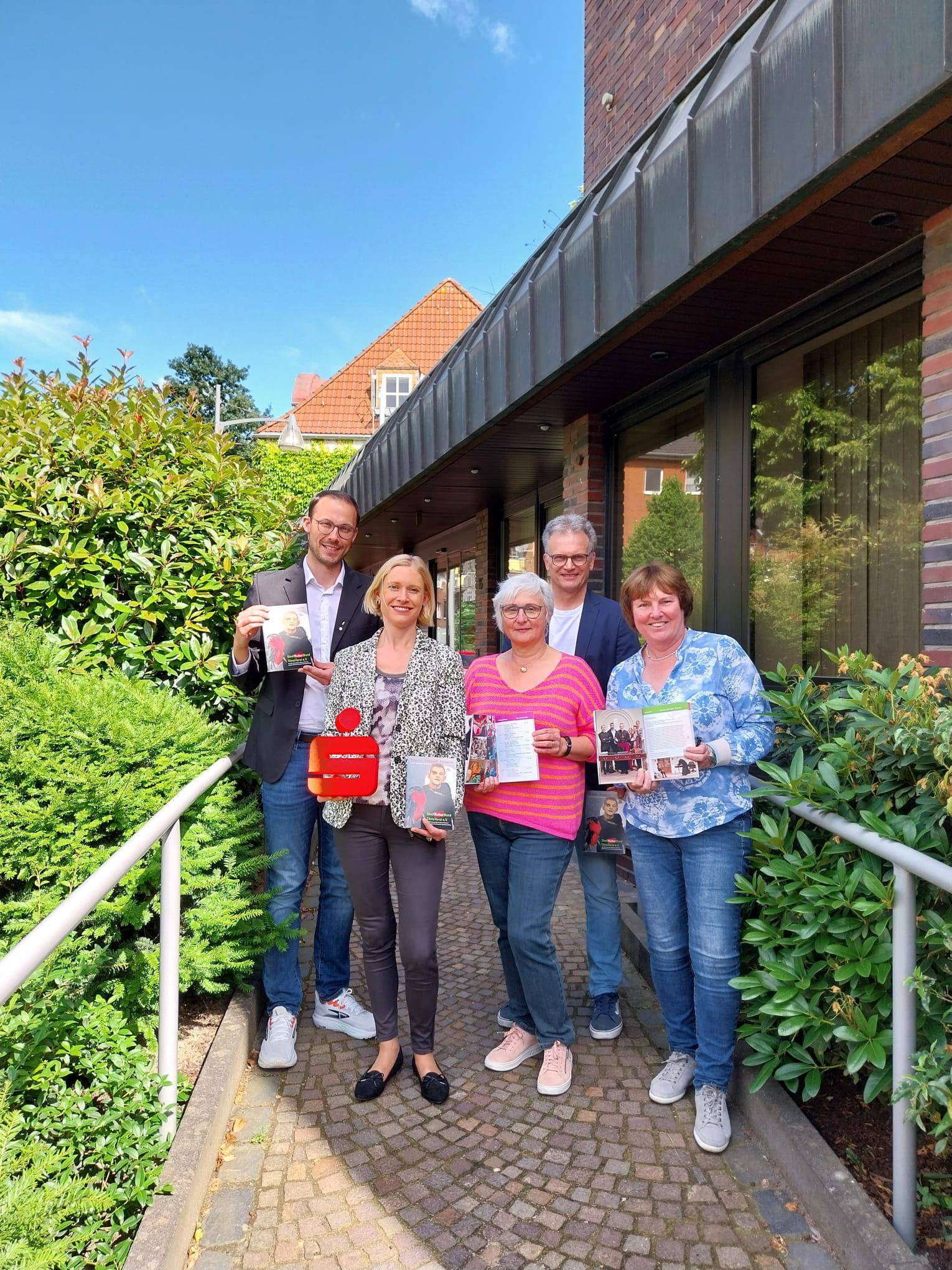  Bürgermeister Kevin Schagen, Silvia Pfarr von der Sparkassenstiftung, Carmen Kalinowski, Ute Welling-Osterloh und Ralf Goertz vom StadtKulturBund (v.l.). 