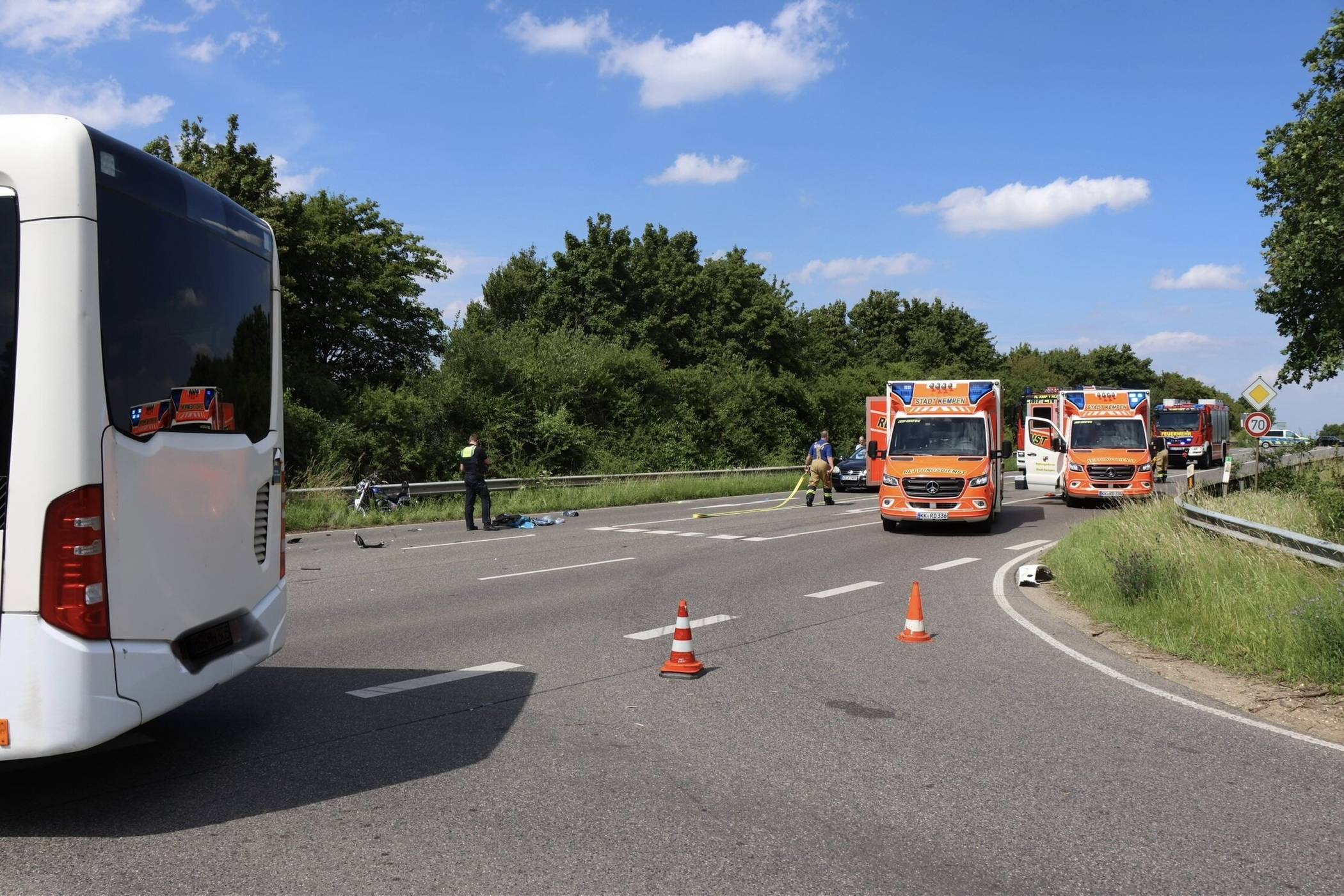 Unfall mit Bus - 68-jähriger Motorradfahrer schwer verletzt