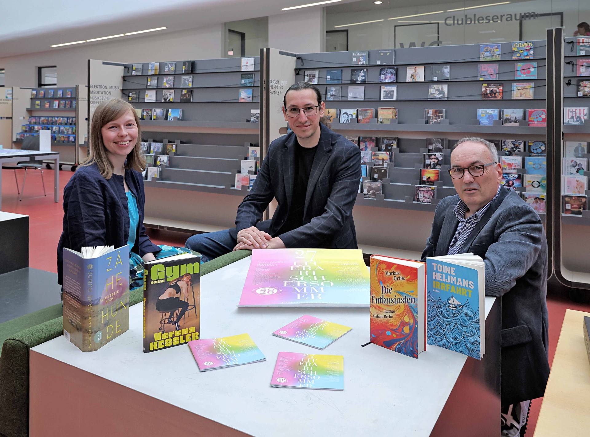  Stellen in vier Veranstaltungen vier neue Romane vor:  der Leiter des Literaturhauses Dr. Thomas Hoeps (r.)  und seine Kollegin Marlene Jäger sowie Simon Hoffmann (Mitte), Leiter der Mediothek.   