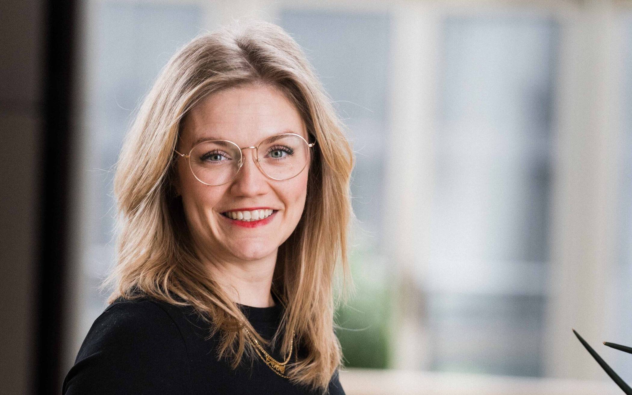  Grünen-Abgeordnete Lena Zingsheim-Zobel, MdL, erklärt den Pauchalvertrag, den der Landtag mit der GEMA für Vereine abgeschlossen hat.   