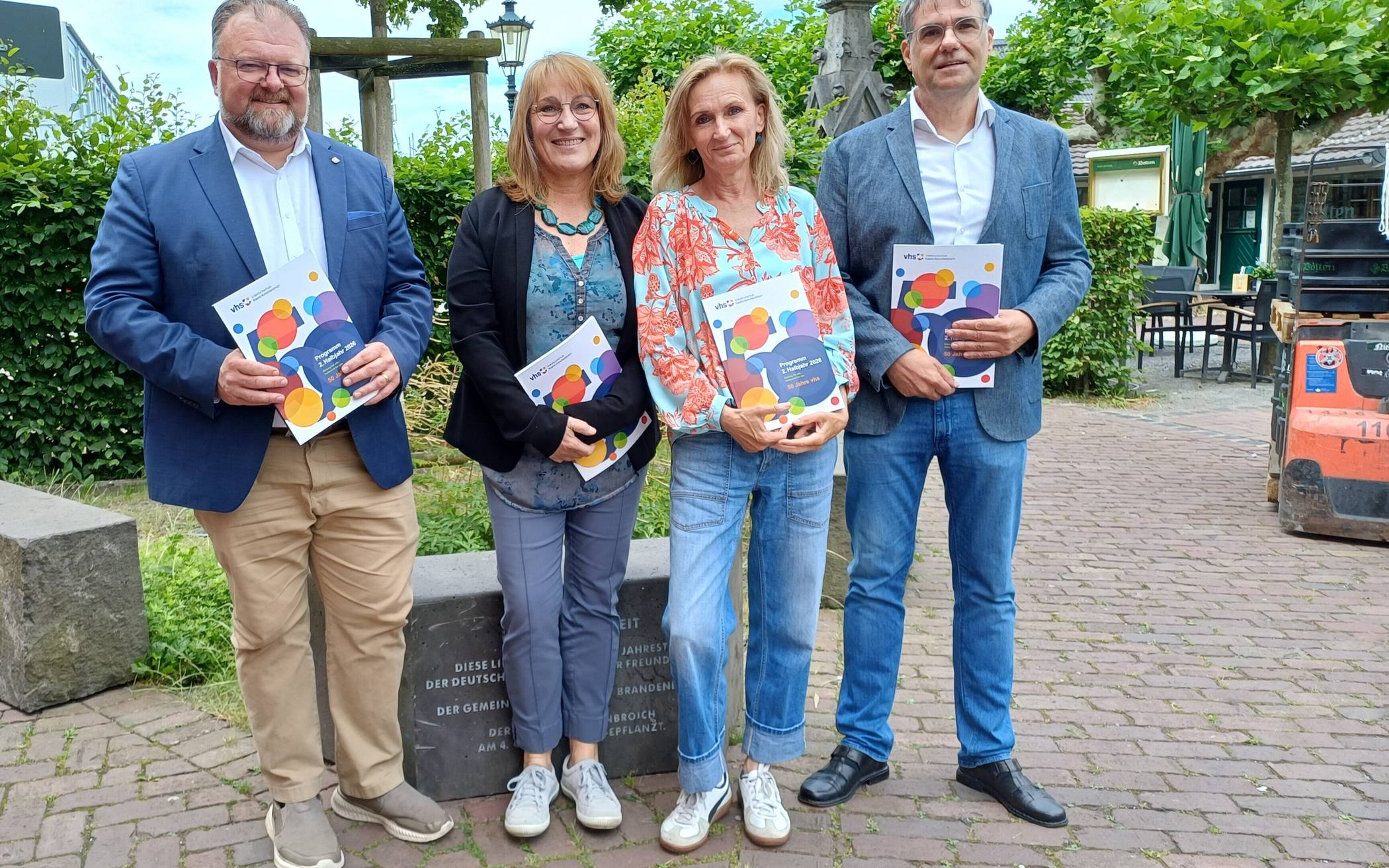 Das Foto zeigt (v.l.) Korschenbroichs Bürgermeister