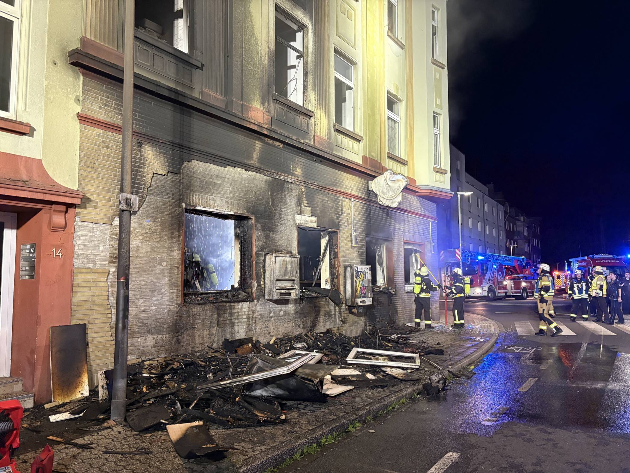 Sperrmüllbrand greift auf Wohn- und Geschäftshaus über