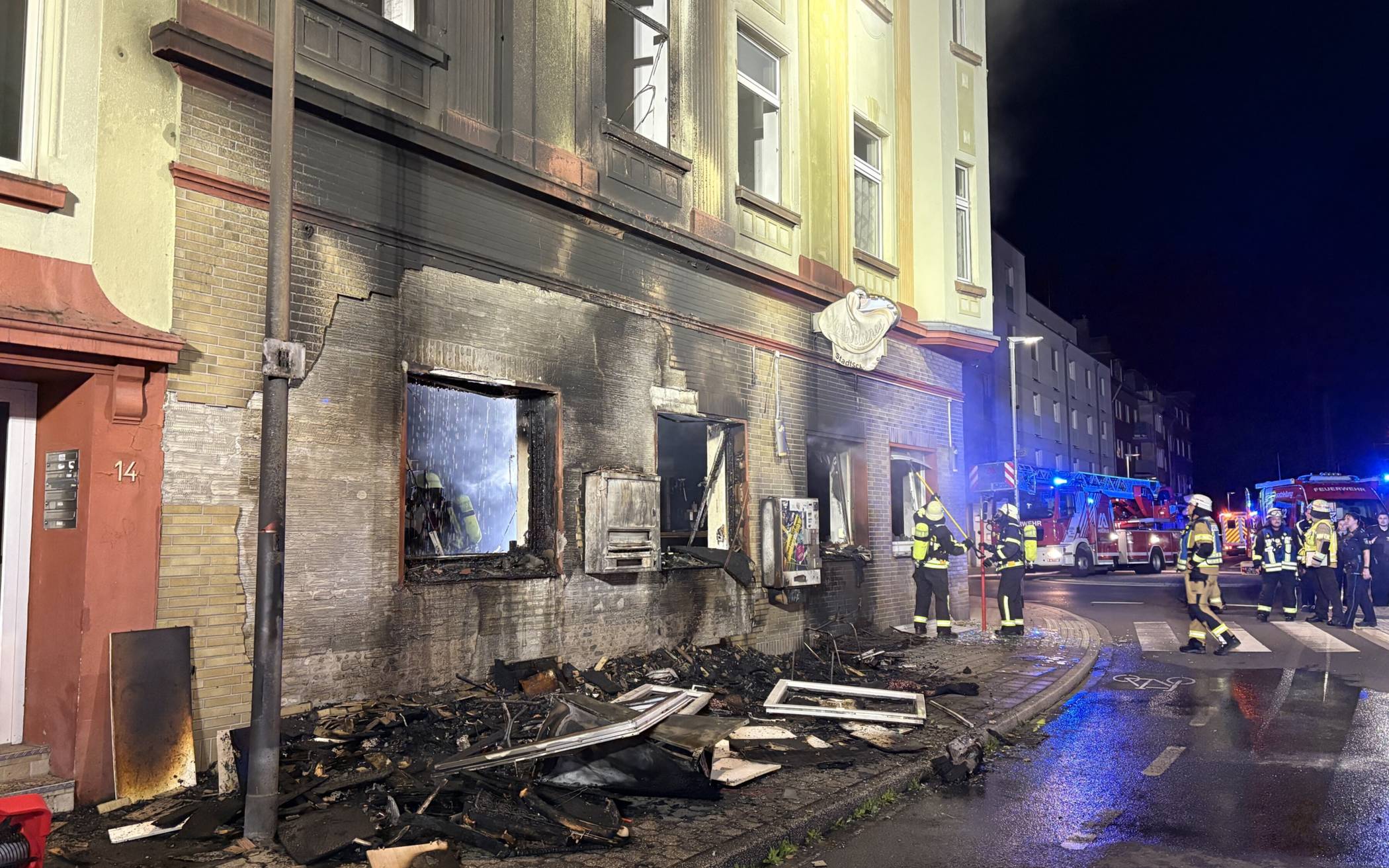 Sperrmüllbrand greift auf Wohn- und Geschäftshaus über