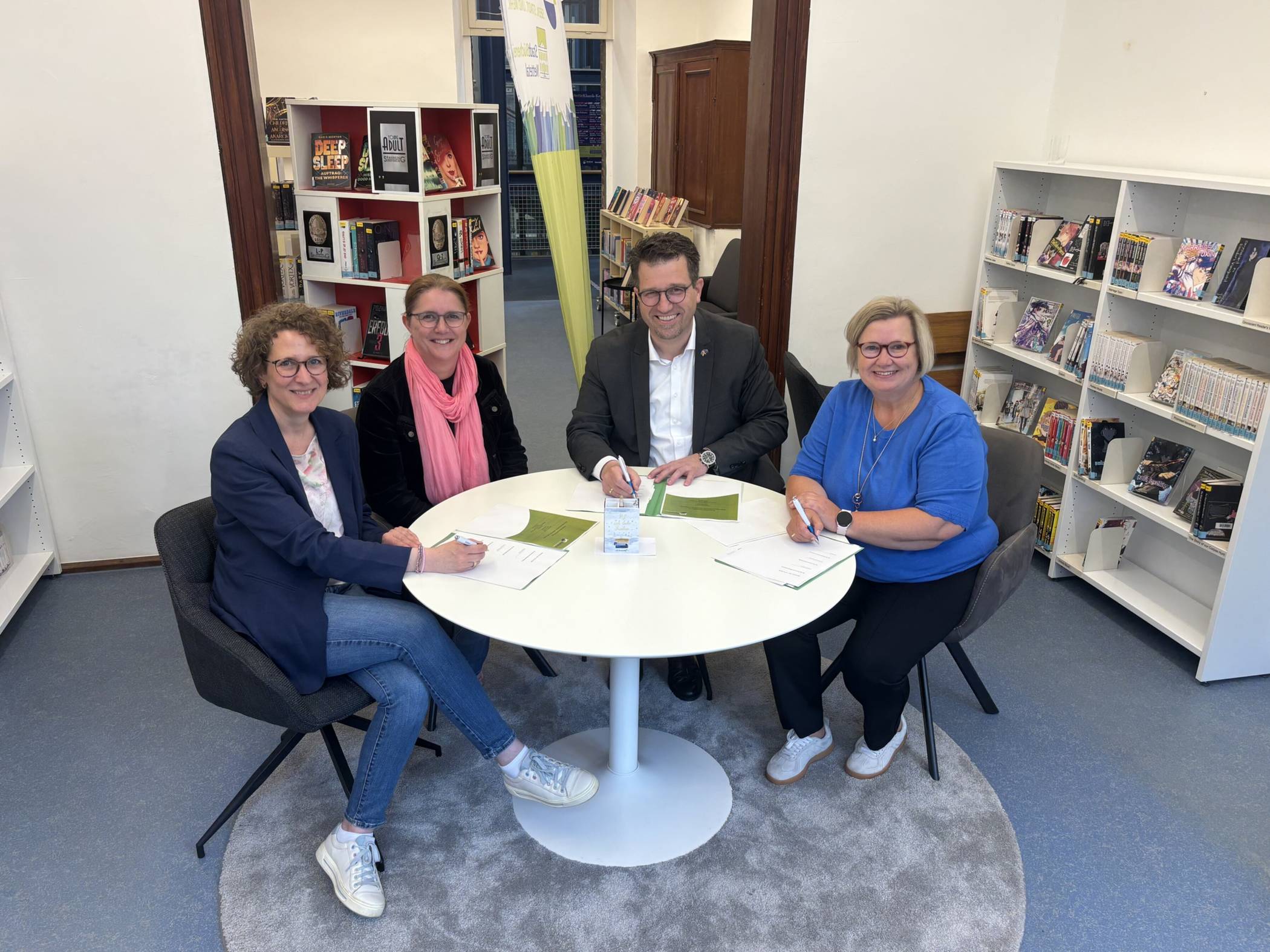 Iris Dickmanns (Schulleiterin Mosaikschule), Ute Bossmanns (Konrektorin Mosaikschule Breyell), Bürgermeister Christian Küsters, Iris Schulz (Leiterin Stadtbücherei Nettetal). 