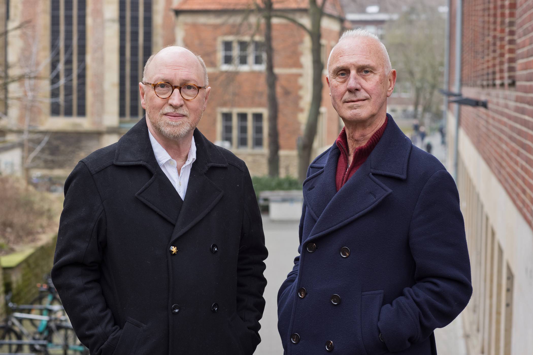 Burkhard Spinnen und Charles Wolkenstein haben den Roman „Erdrutsch“ geschrieben. 