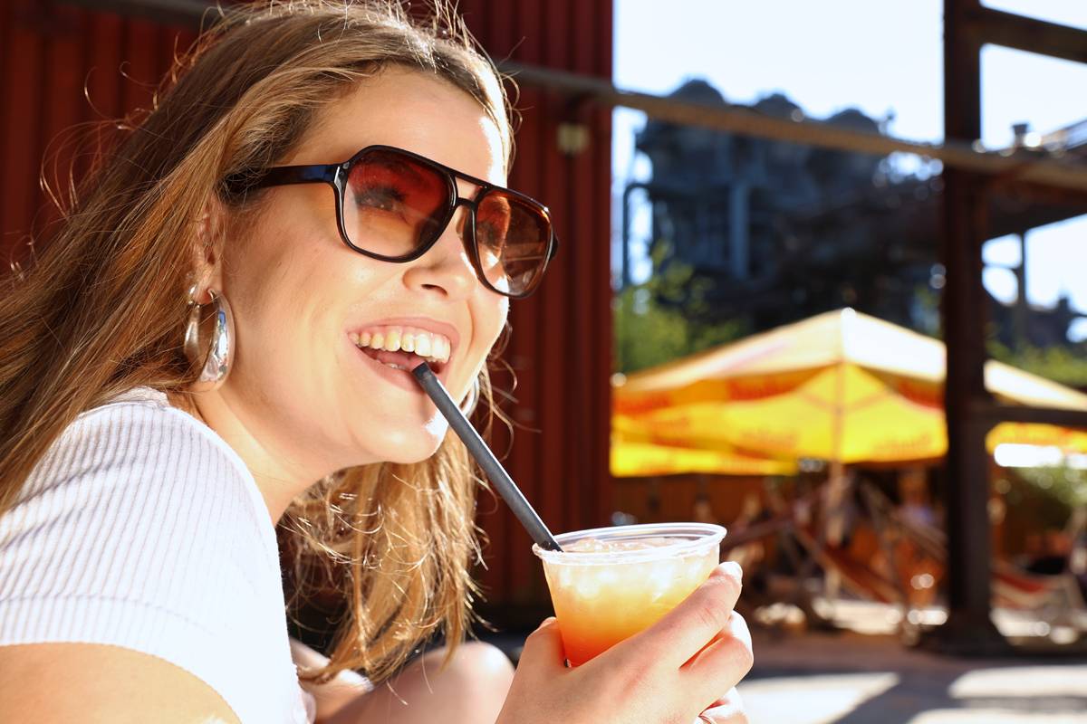  Traditionell beginnt der Abend im Duisburger Sommerkino mit Streetfood und Drinks und Livemusik im Beach-Biergarten vor der Gießhale. 