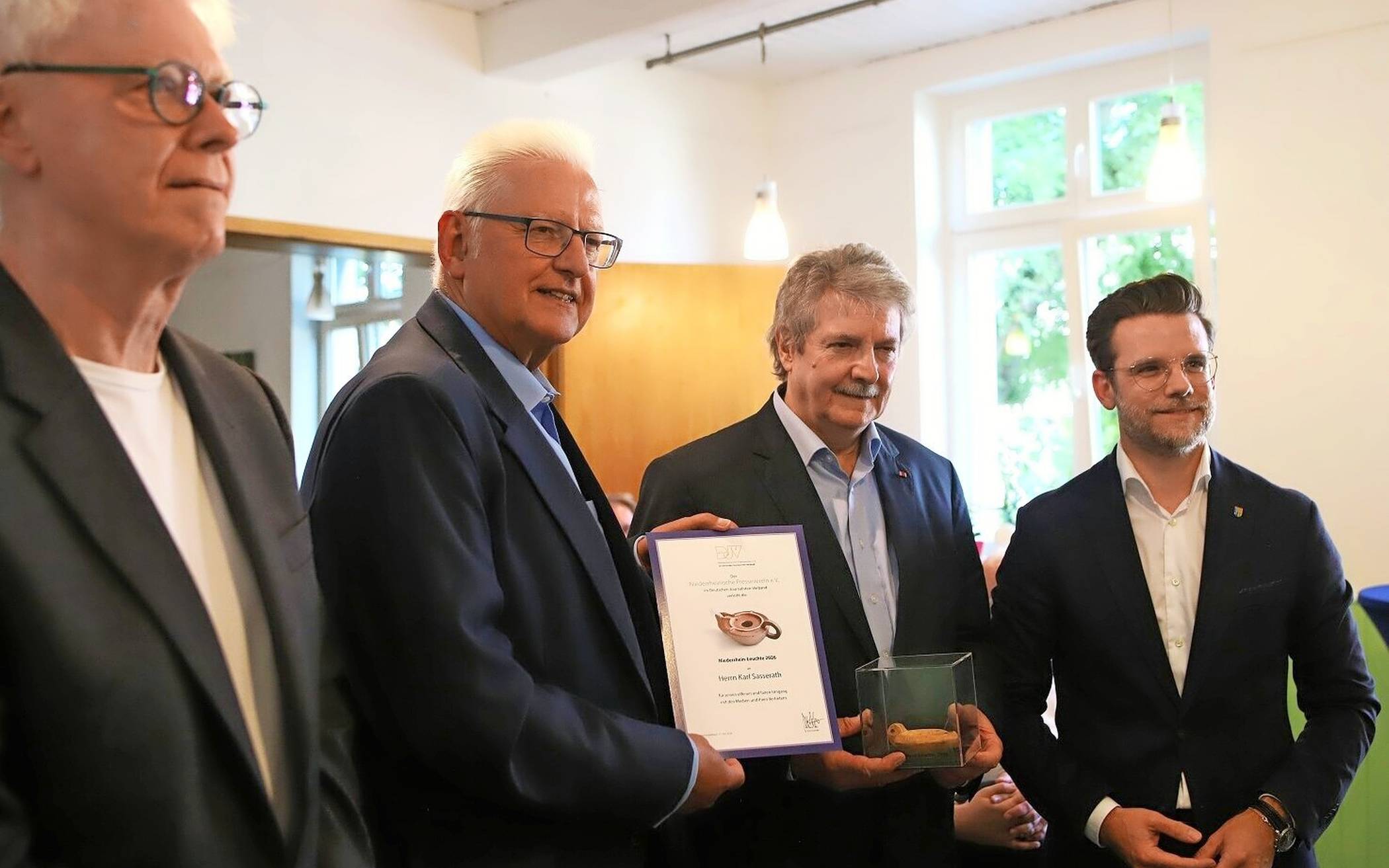 Karl Sasserath, Leiter Arbeitslosenzentrum MG, erhält den Journalisten-Preis „Niederrhein-Leuchte“ (v.l.): Herbert Baumann (ALZ-Vorstand), Michael Obst (Vorsitzender Presseverein), Karl Sasserath, OB Felix Heinrichs. Foto: Georg Beer/ALZ.