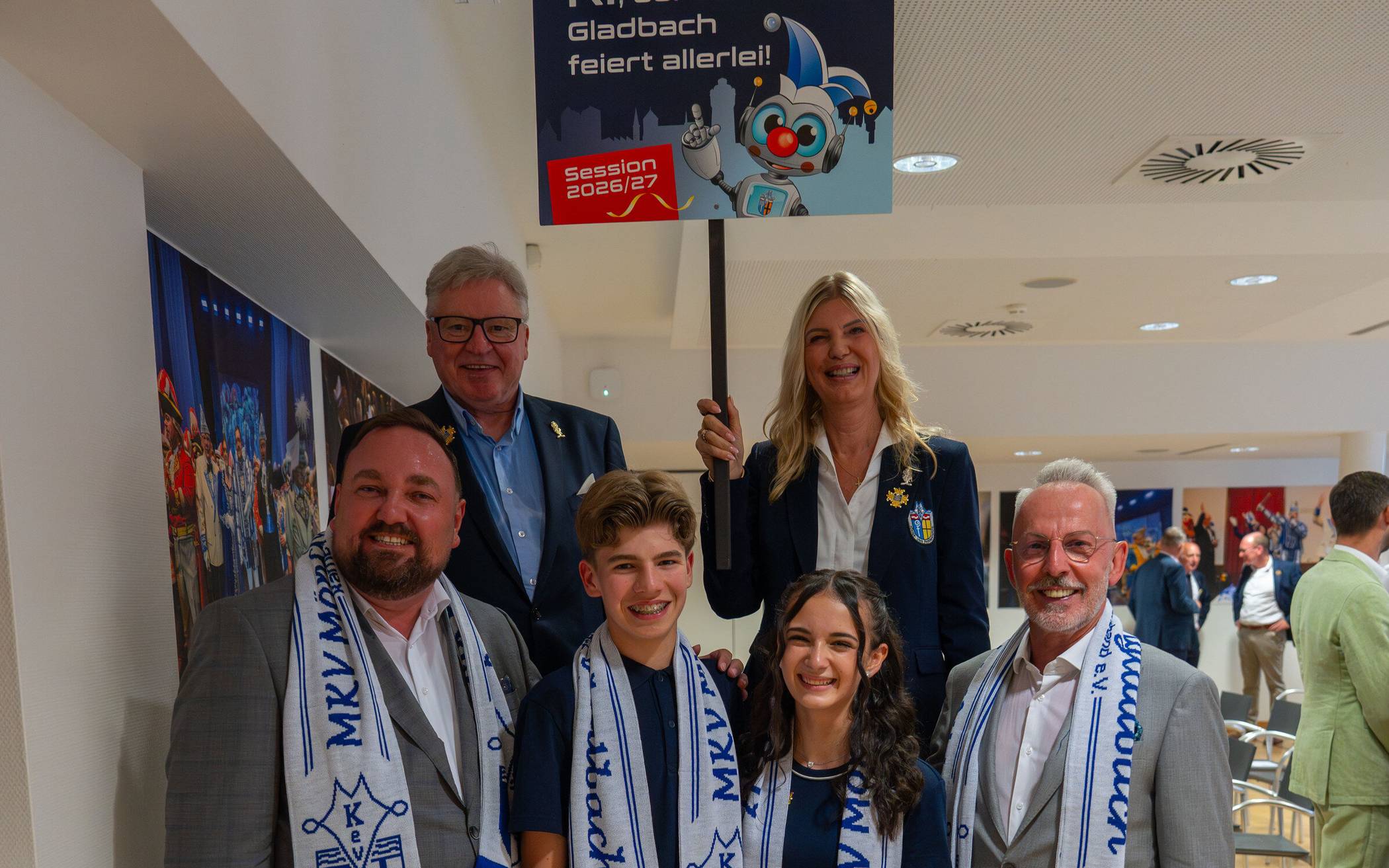 Das designierte Prinzen- und Kinderprinzenpaar René Vogel (r.) und Björn Jennert (l.), sowie Lennart Zowislo und Anna Wintzen mit MKV-Chef Hermann Schnitzler (hinten) und Ines Rehberg; Förder- und Freundeskreis des MKV.