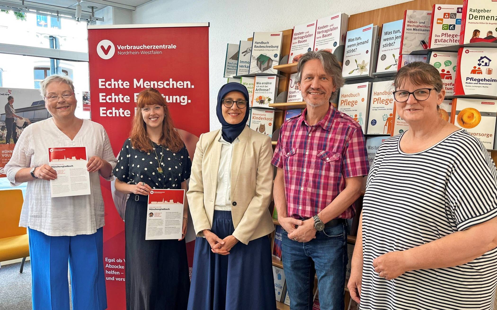  4828-mal hat die Gladbacher Beratungsstelle der Verbraucherzentrale 2025 bei Verbraucherproblemen geholfen. (V.l.) Andrea Zabelberg, Beraterin, Lena Pech, Projekt Nachhaltig leben im Revier, Nazime Kirici, Leiterin der Beratungsstelle, Peter Mroseck, Stabsstelle Fachbereich Soziales und Wohnen, und Edda Nowak, Fachberaterin Energierecht. 