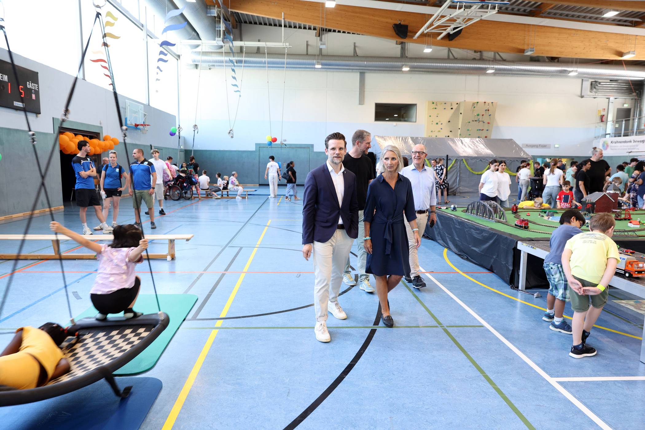 Oberbürgermeister Felix Heinrichs und die Beigeordnete Christiane Schüßler-Nordmann beim Besuch von „Krahnendonk bewegt“.