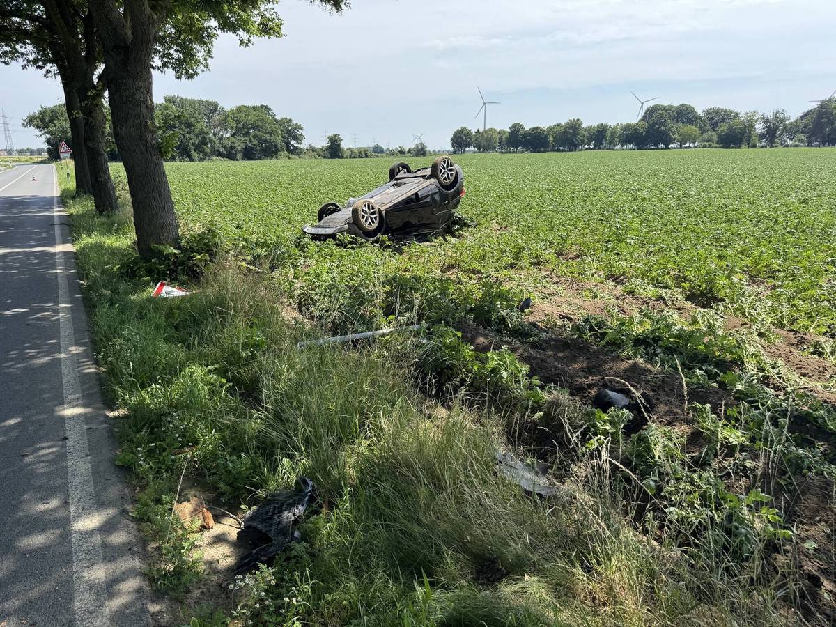 PKW überschlägt sich - Ersthelfer befreien Fahrer